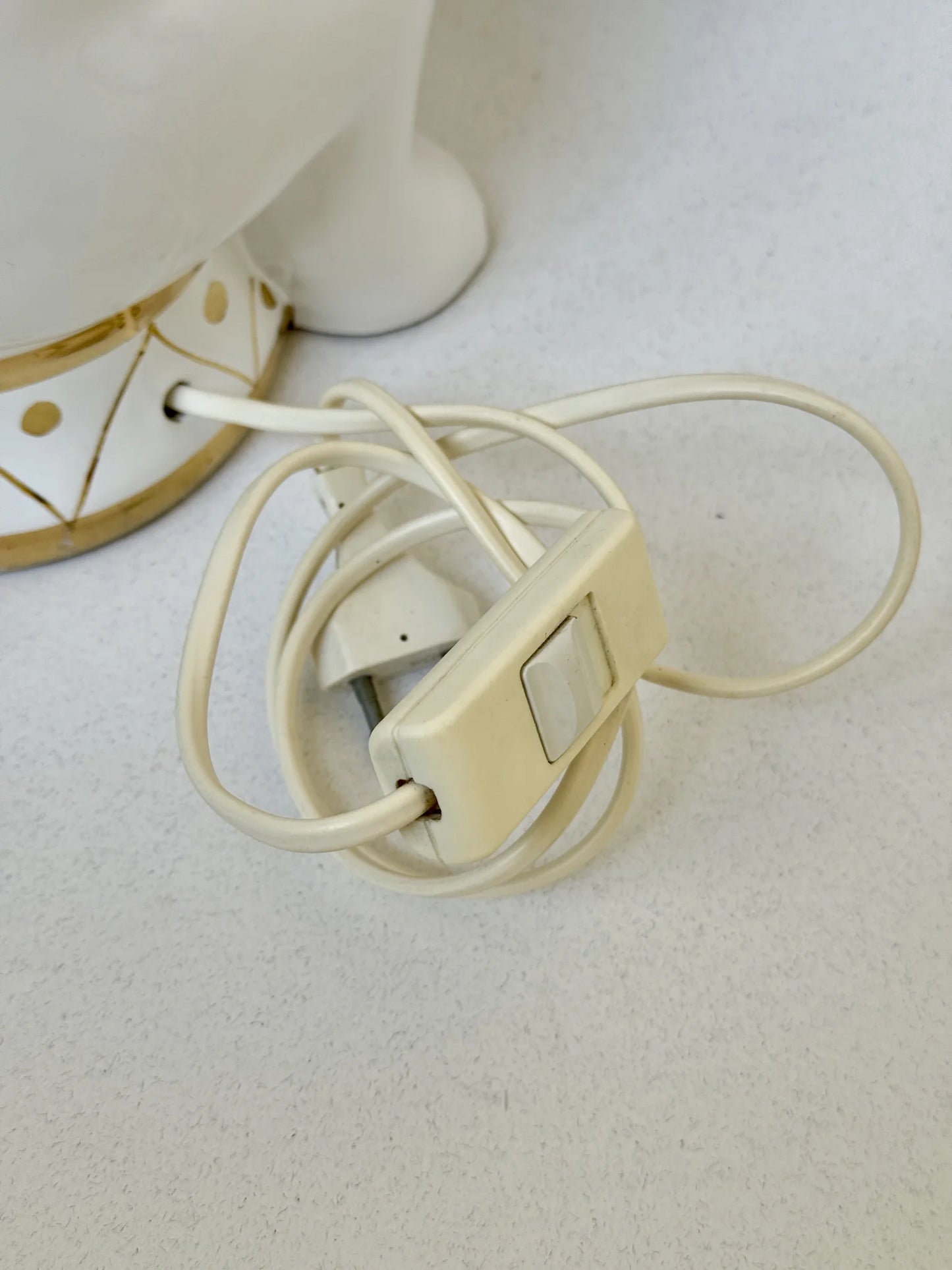 Lampada in ceramica bianca a forma di elefante – dettaglio spina e interruttore