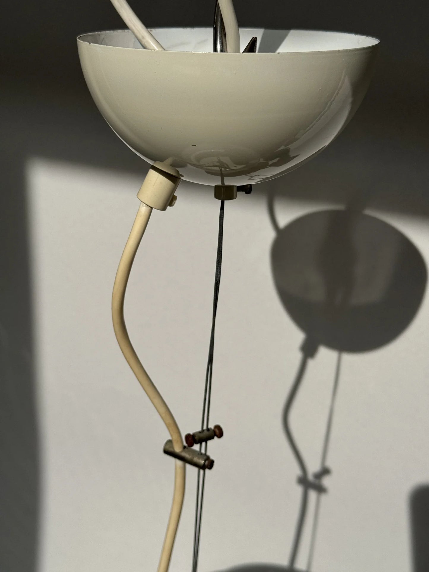 Lampadario a sfera in vetro soffiato – dettaglio anello portalampada in metallo bianco e gancio ottone