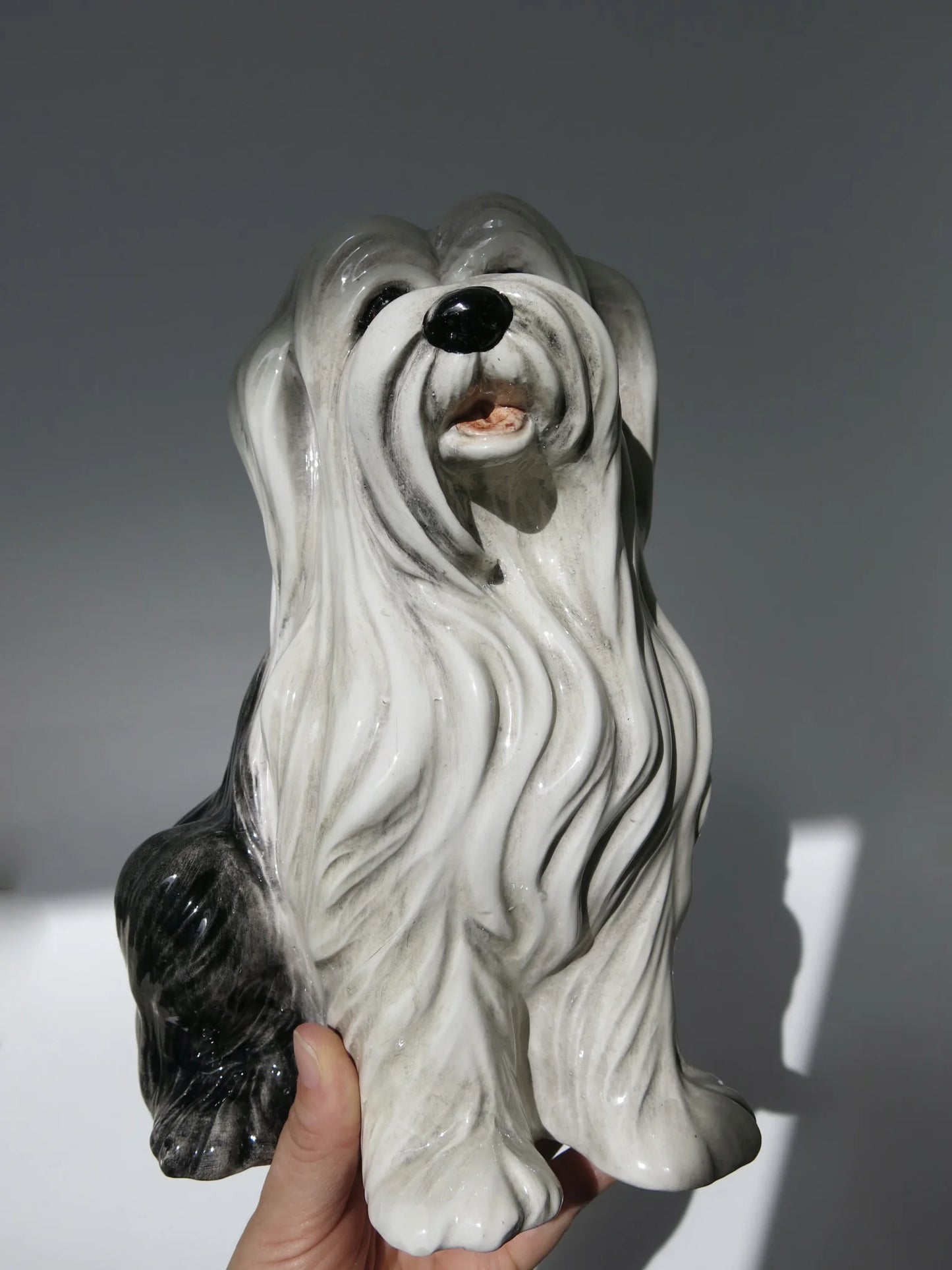 Cane ceramica decorata a mano – tenuto in mano per proporzione