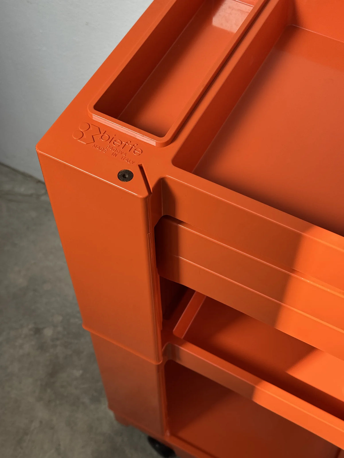 Carrello in plastica arancione Bieffe – dettaglio del marchio impresso in un angolo superiore