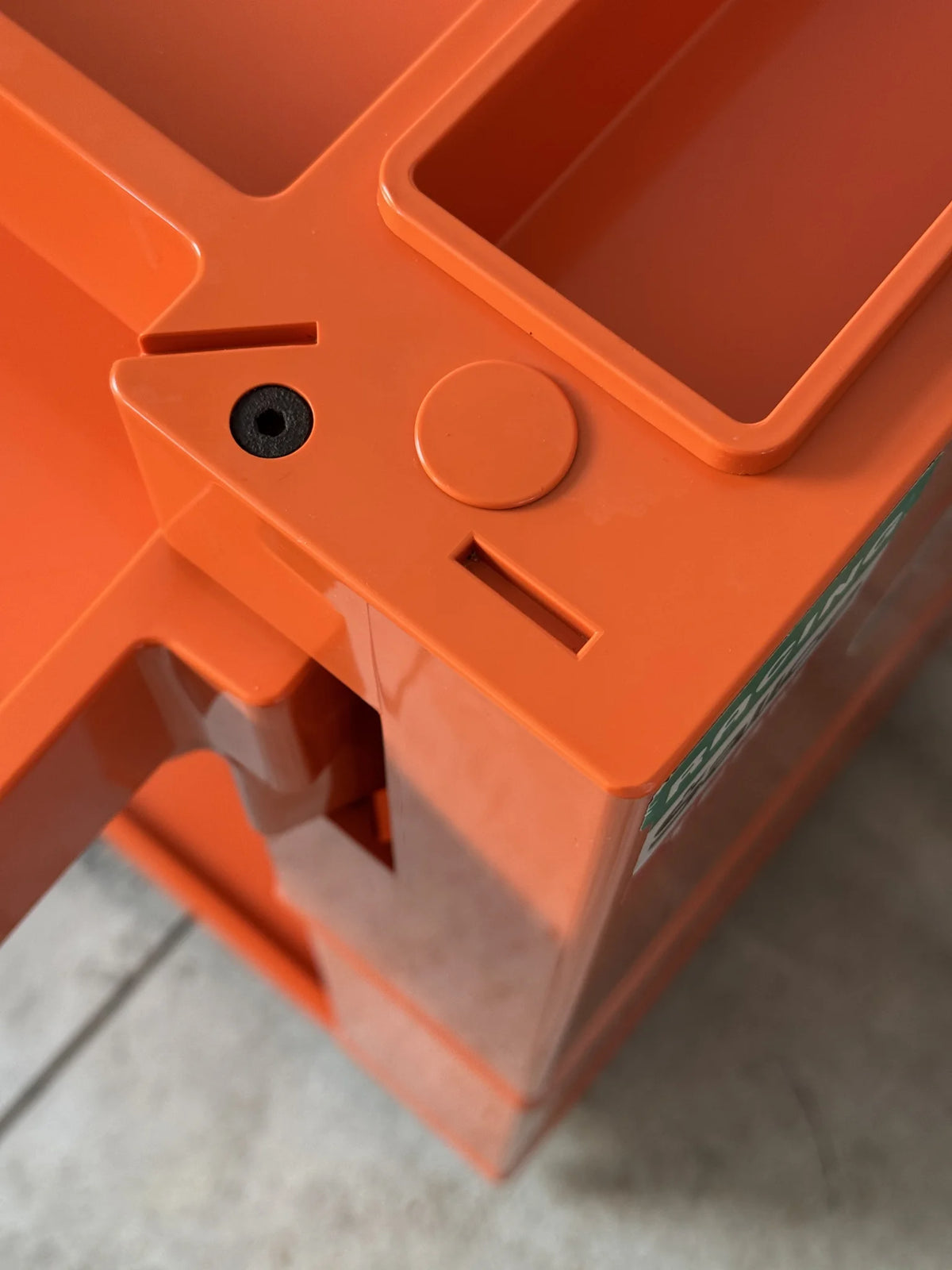Carrello in plastica arancione Bieffe – dettaglio lavorazione angolo superiore