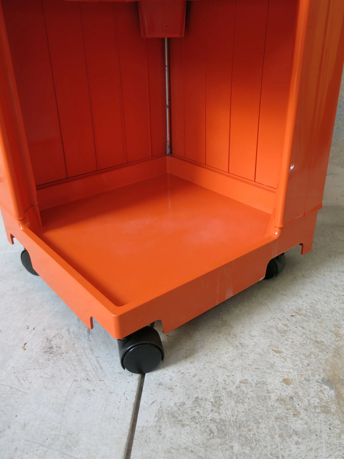 Carrello in plastica arancione Bieffe – difetto scoloriture bianche alla base