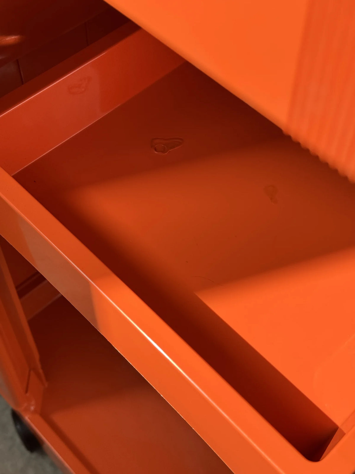 Carrello in plastica arancione Bieffe – difetto bruciature sul piano intermedio