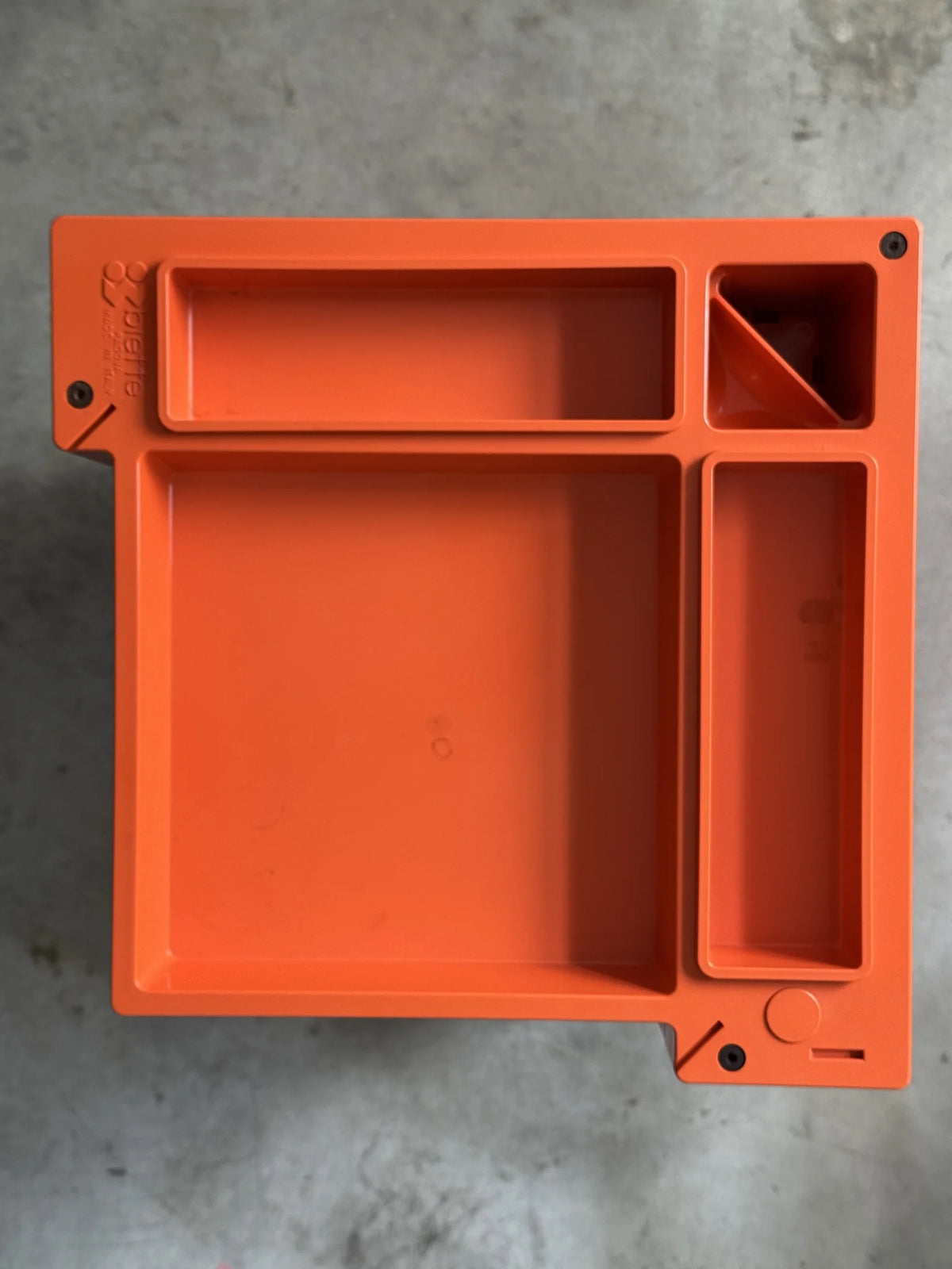 Carrello in plastica arancione Bieffe – dettaglio del piano superiore con macchie