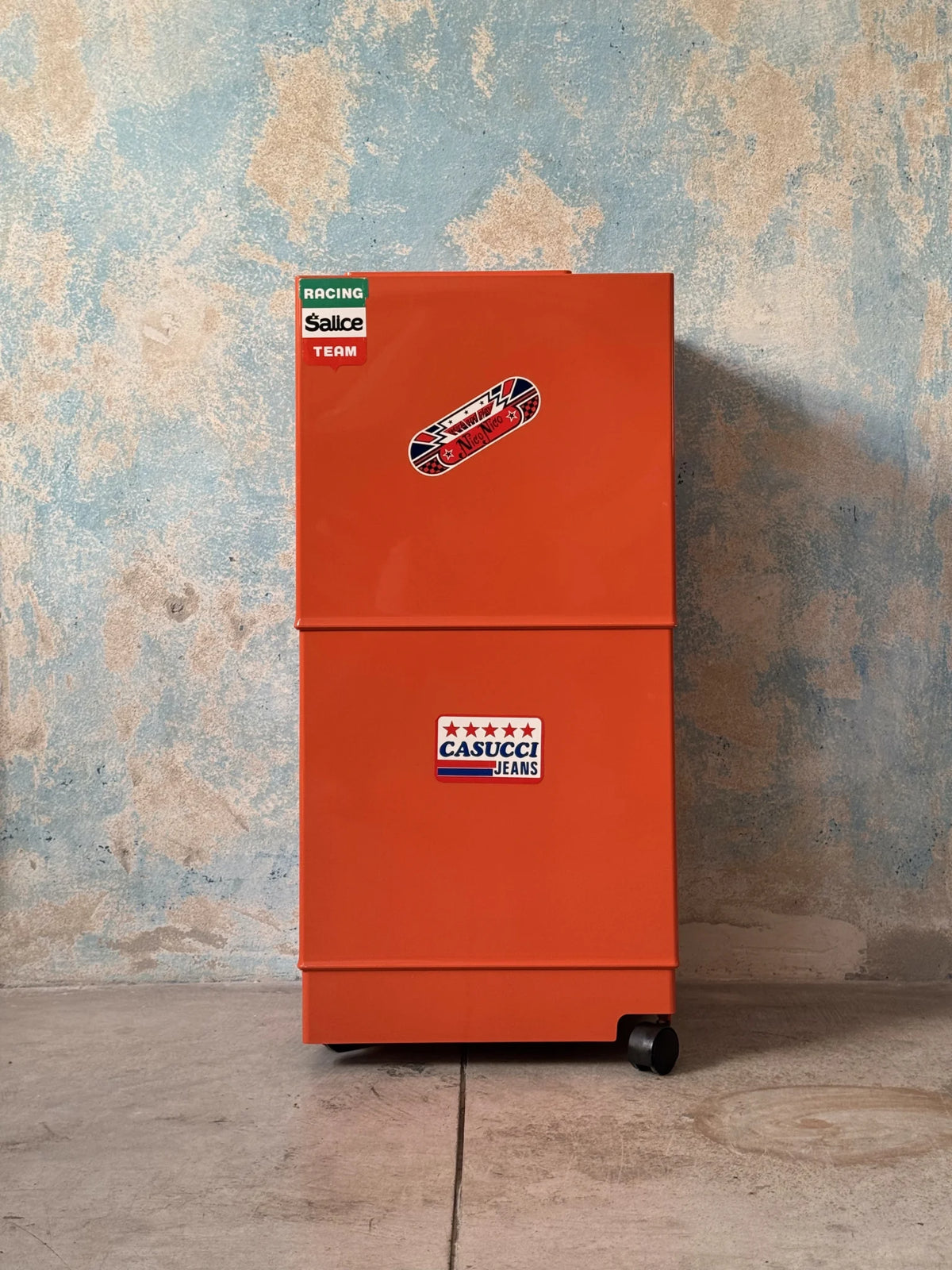 Carrello in plastica arancione Bieffe – visto dal retro con etichette pubblicitarie d'epoca