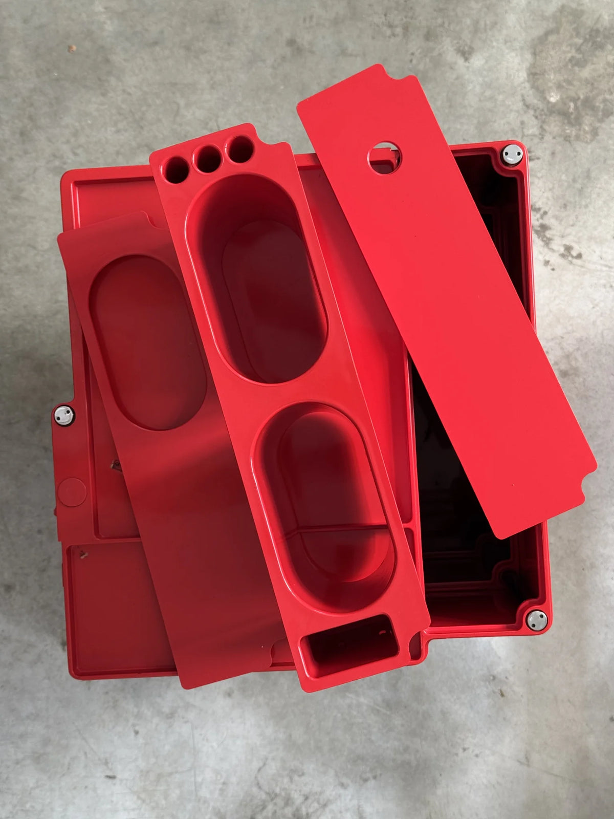 Carrello in plastica rossa Joe Colombo per Bieffeplast – dettaglio accessori contenitore e coperchio
