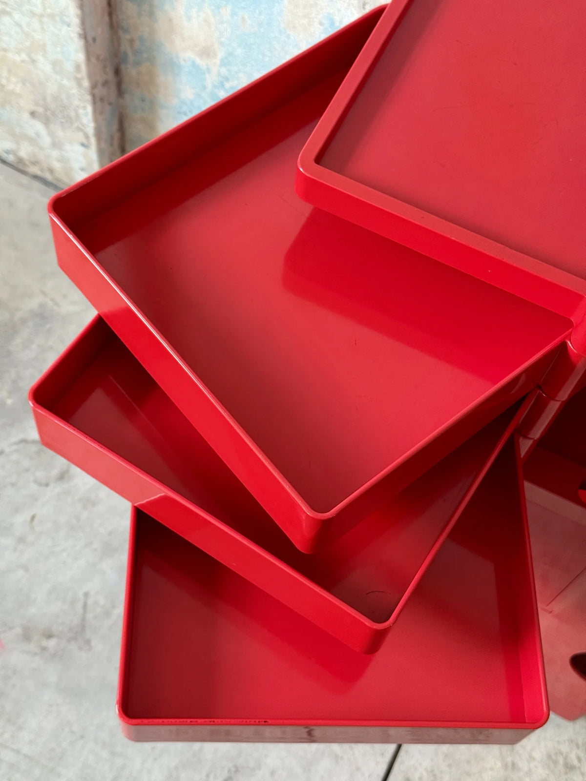 Carrello in plastica rossa Joe Colombo per Bieffeplast – dettaglio cassetti girevoli