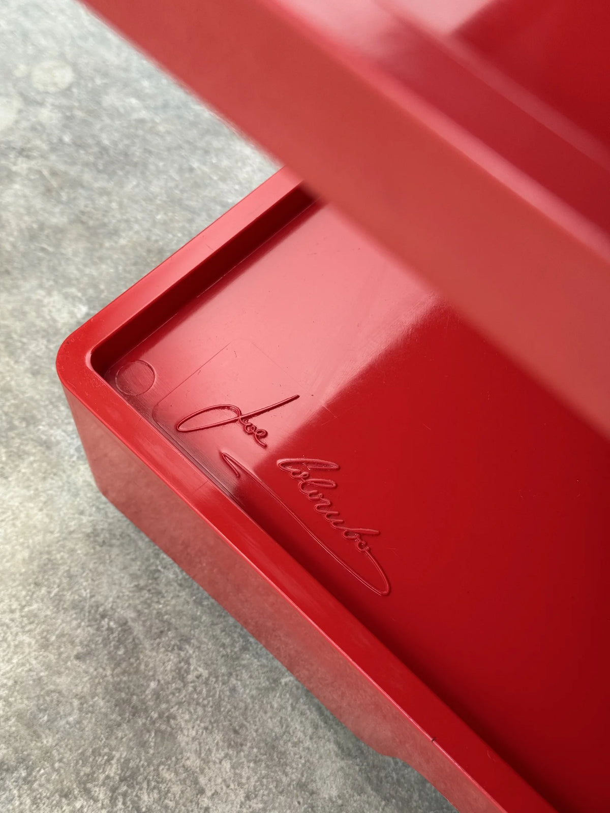 Carrello in plastica rossa Joe Colombo per Bieffeplast – dettaglio firma designer
