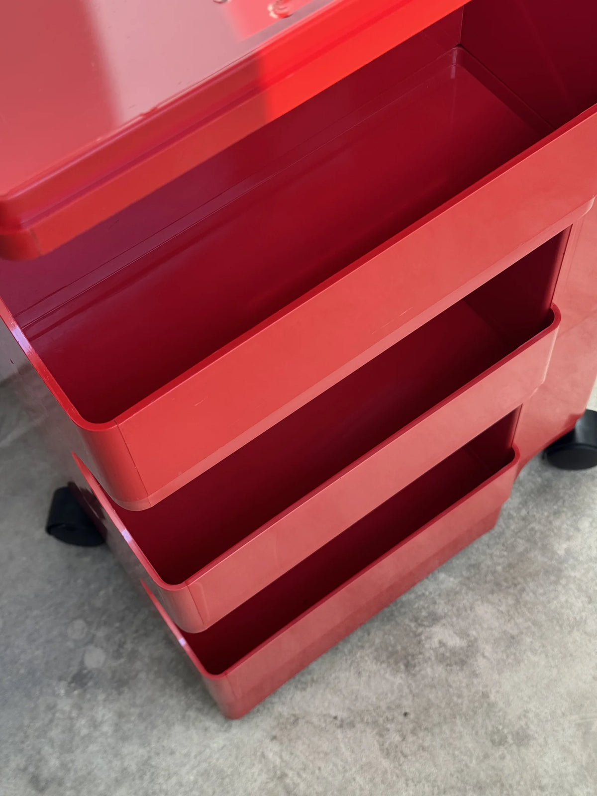 Carrello in plastica rossa Joe Colombo per Bieffeplast – dettaglio scomparti laterali