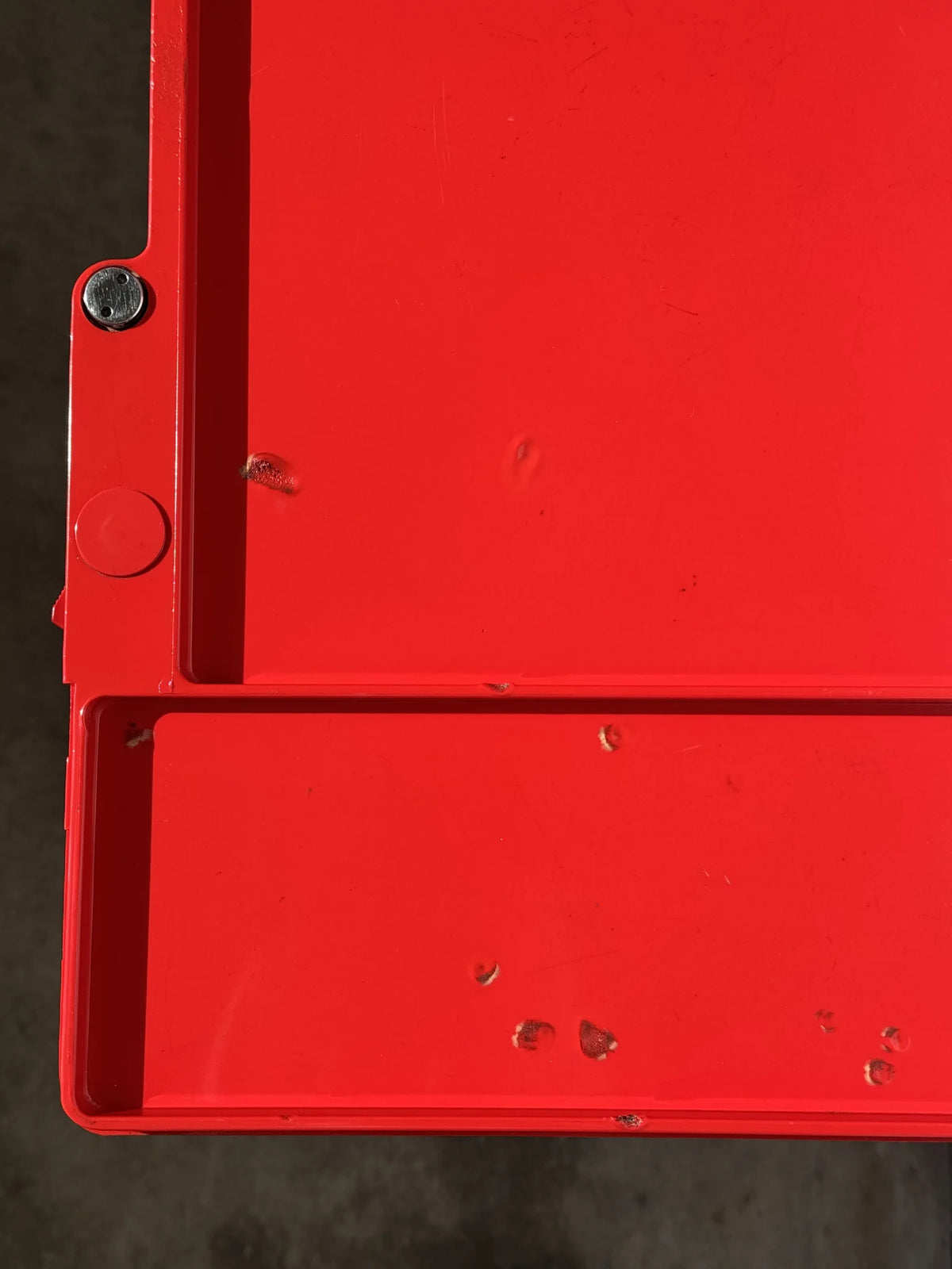 Carrello in plastica rossa Joe Colombo per Bieffeplast – difetto bruciature sul piano superiore
