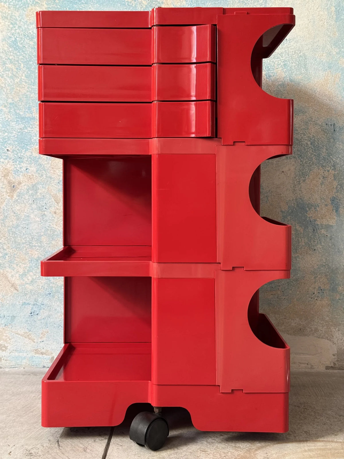 Carrello in plastica rossa Joe Colombo per Bieffeplast – visto frontalmente con scomparti chiusi