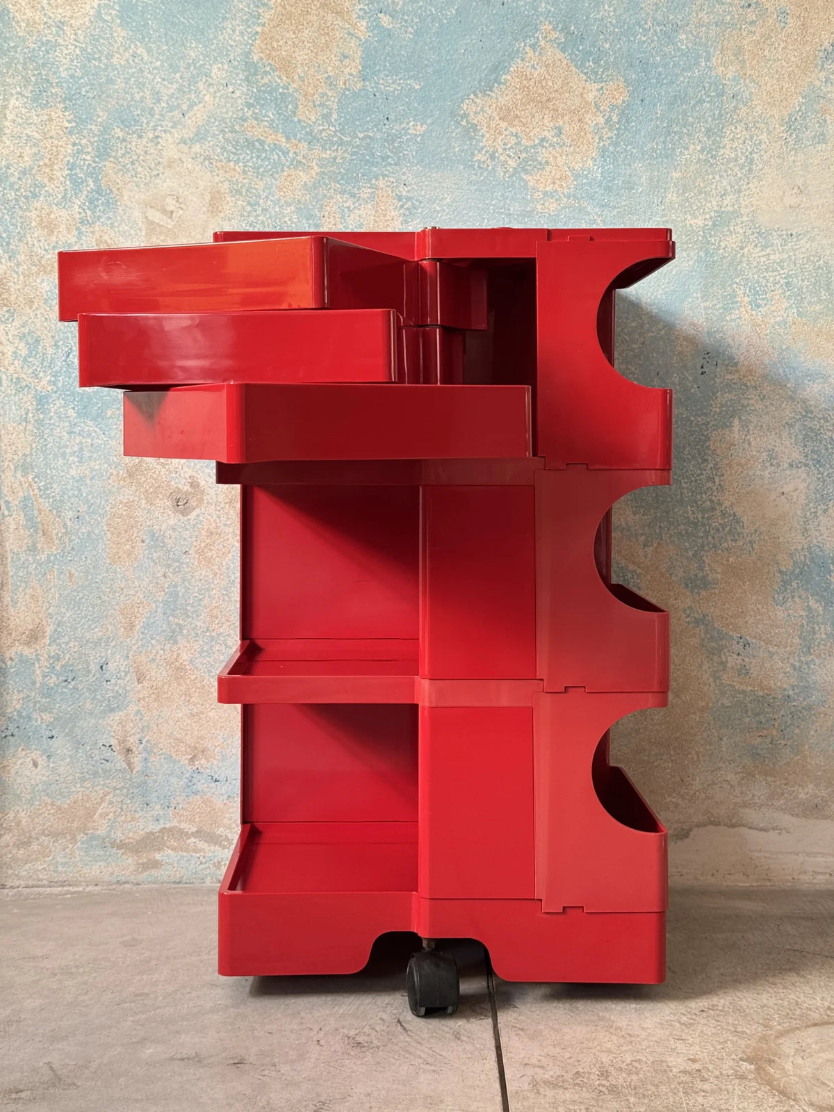 Carrello in plastica rossa Joe Colombo per Bieffeplast – visto per intero da davanti