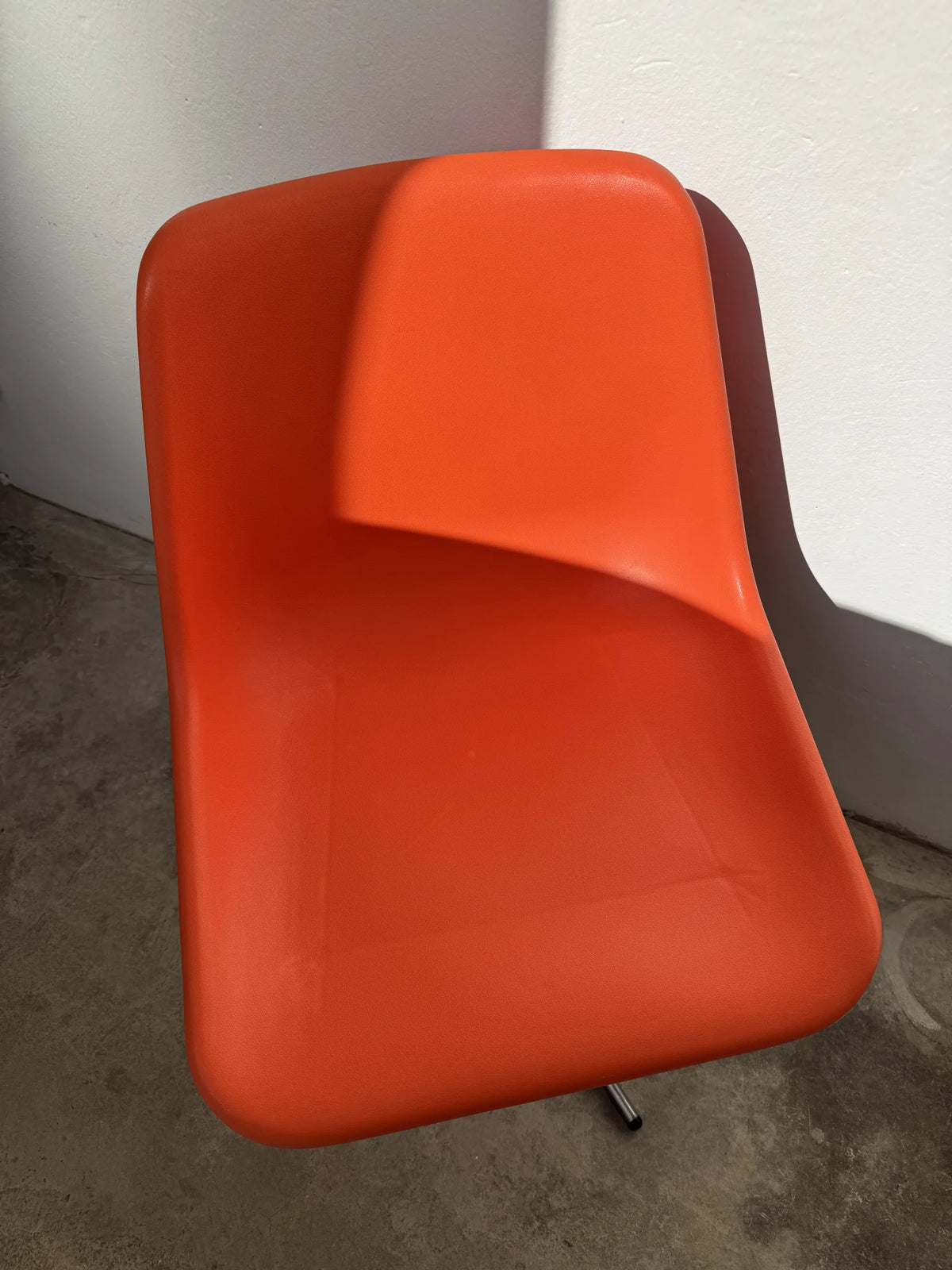 Sedia girevole plastica arancione di Robin Day per Tecno – vista dall'alto frontalmente