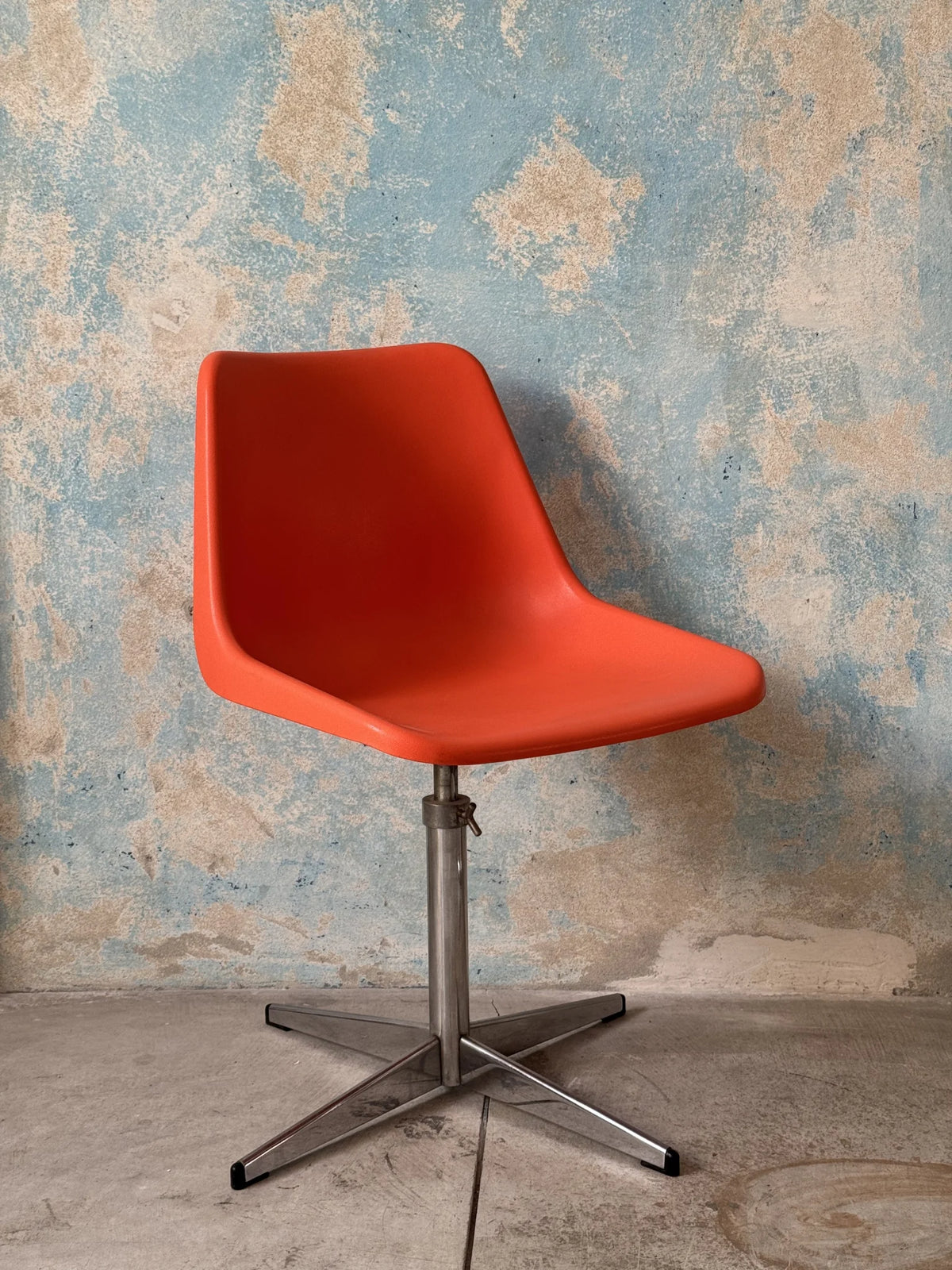 Sedia girevole plastica arancione di Robin Day per Tecno – vista per intero