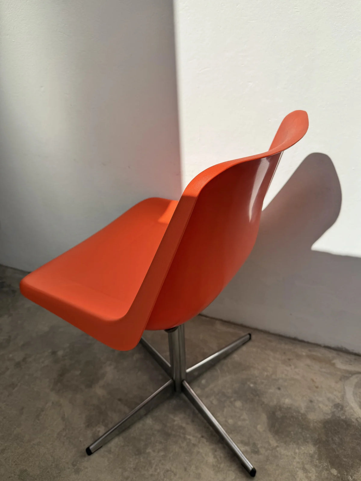 Sedia girevole plastica arancione di Robin Day per Tecno – schienale visto da dietro