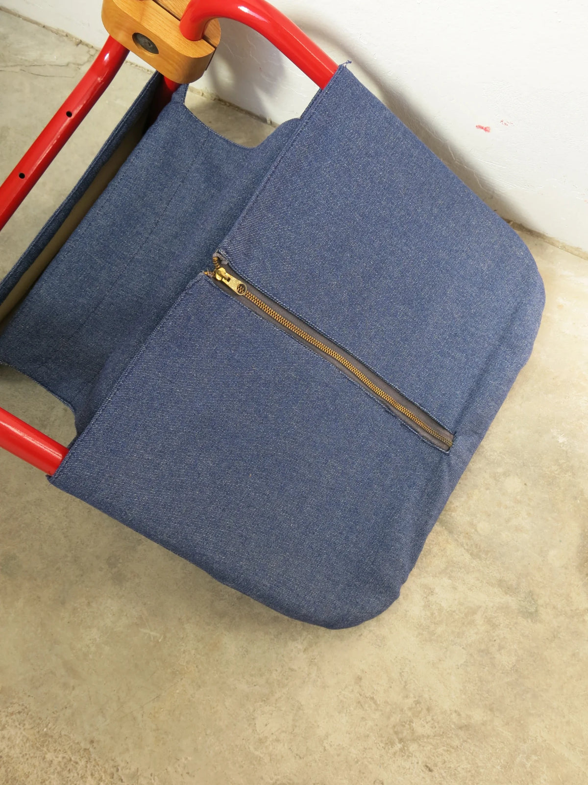 Sedia in metallo rosso con seduta in denim – dettaglio retro e zip seduta