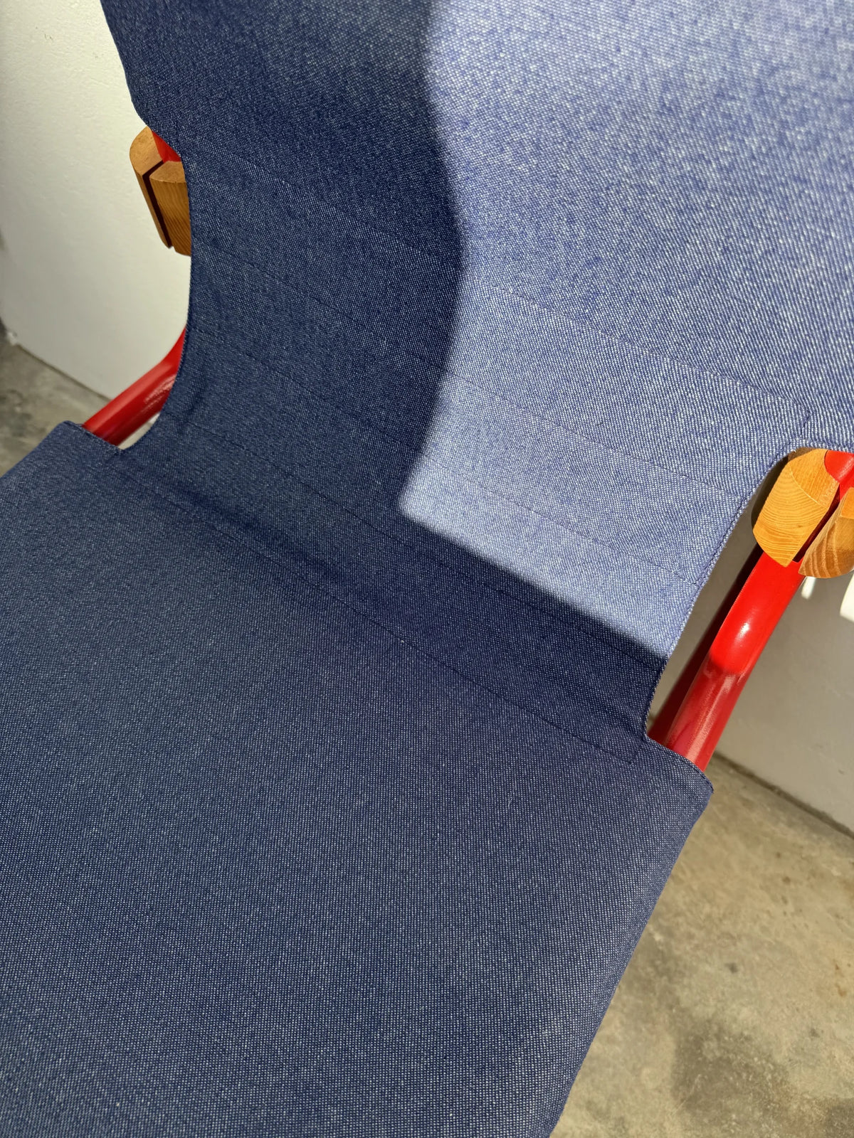 Sedia in metallo rosso con seduta in denim – dettaglio tessuto blue jeans
