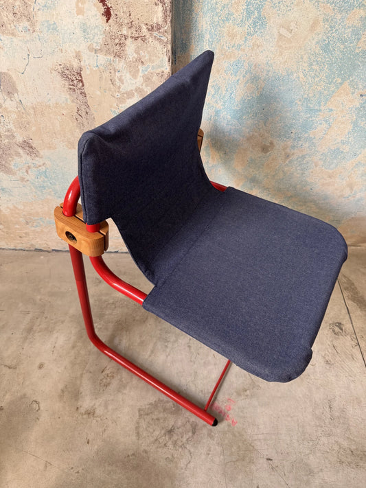 Sedia in metallo rosso con seduta in denim – vista interamente da davanti
