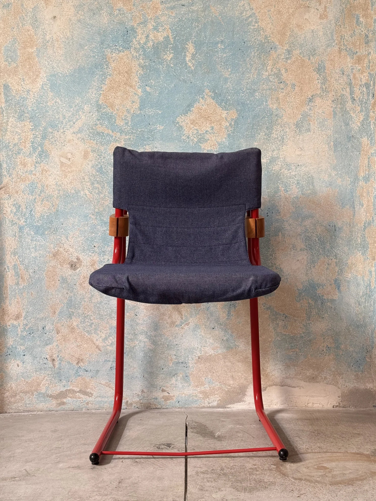 Sedia in metallo rosso con seduta in denim – vista interamente dal fronte