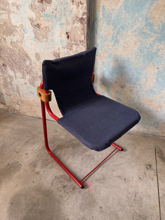 Sedia in metallo rosso con seduta in denim – vista dal lato