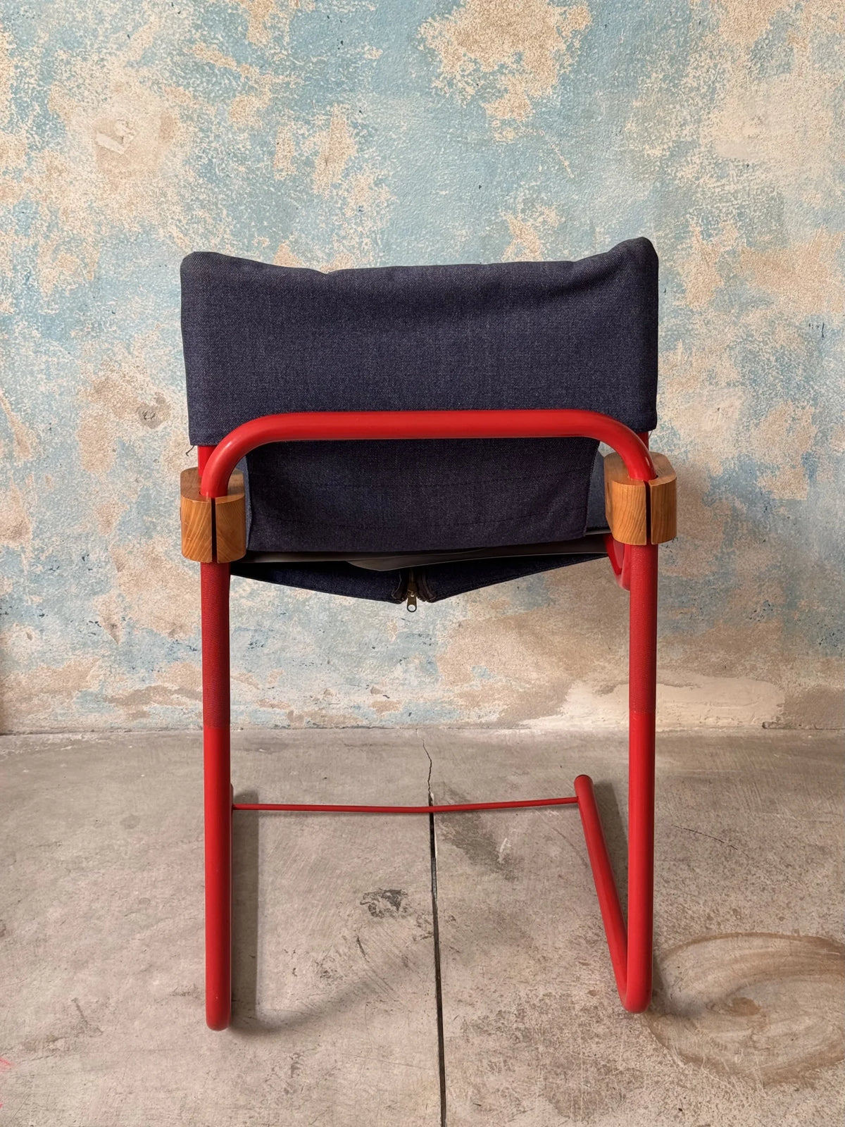 Sedia in metallo rosso con seduta in denim – vista dal retro
