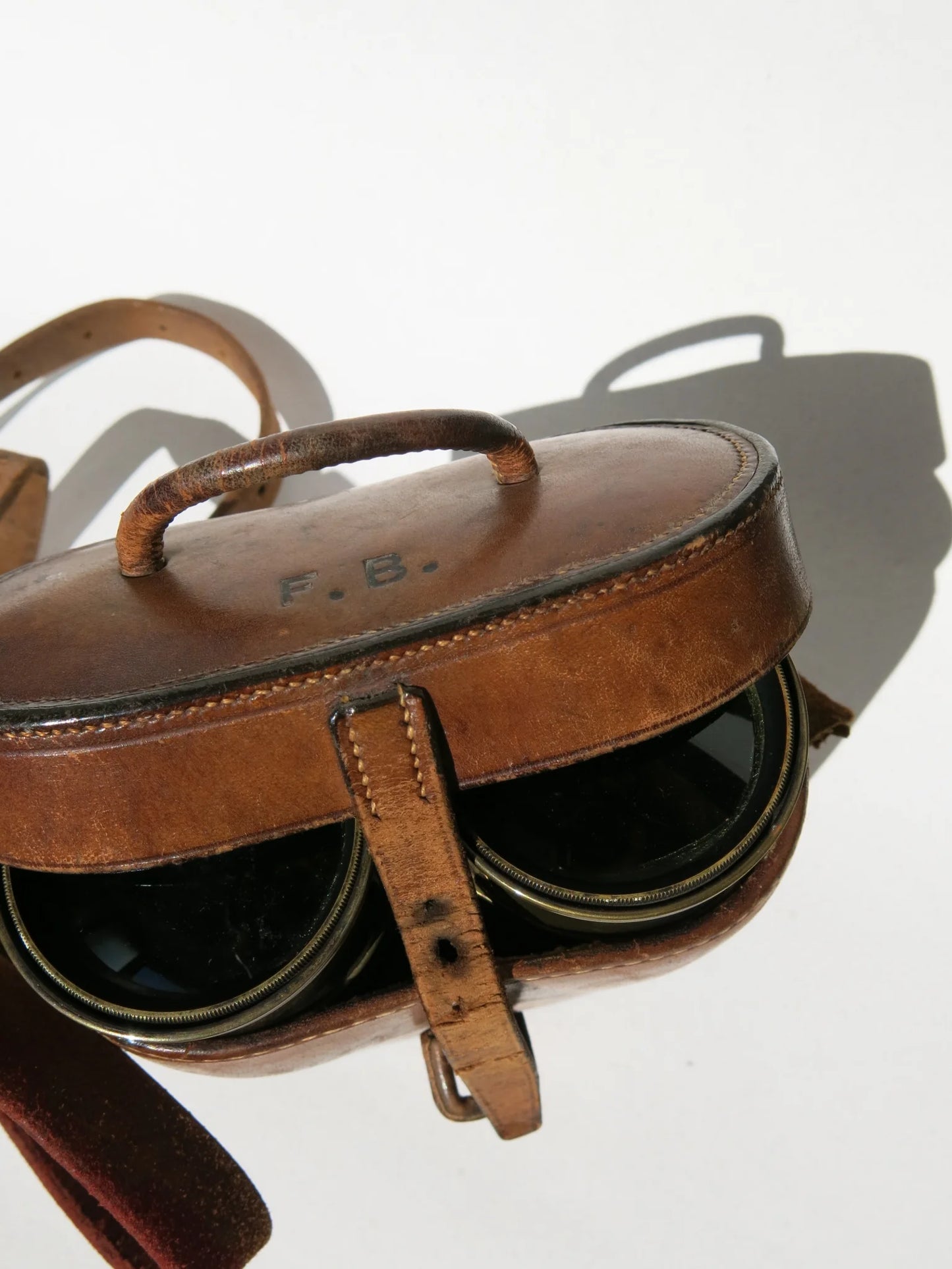 Binocolo in ottone marina militare inglese – dettaglio cifre sulla custodia di cuoio
