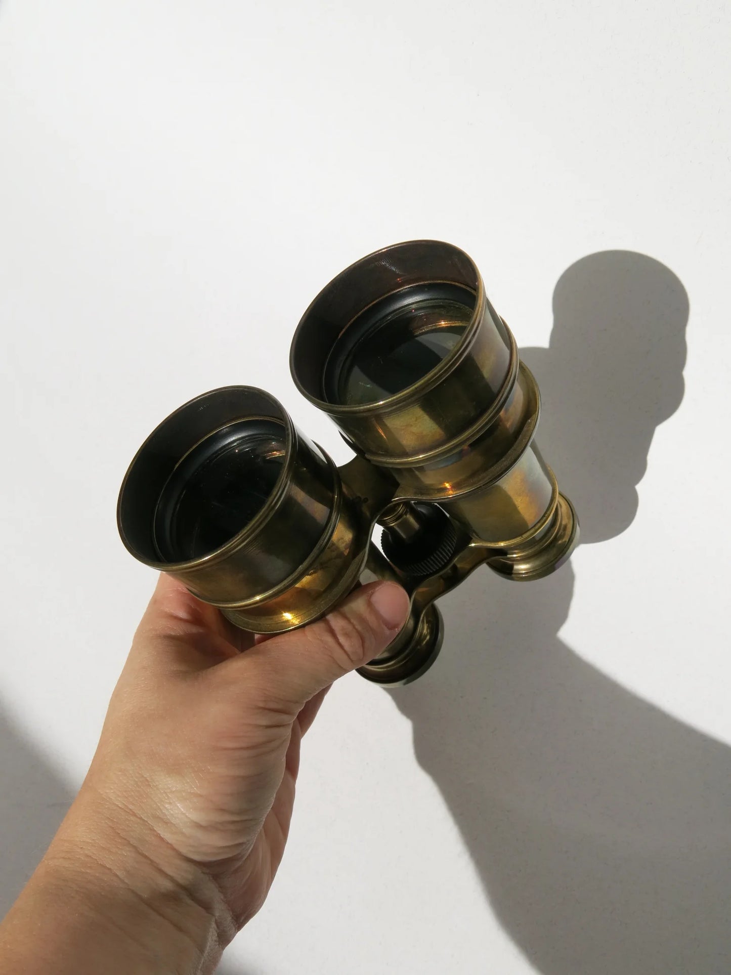 Binocolo in ottone marina militare inglese – tenuto in mano per proporzione
