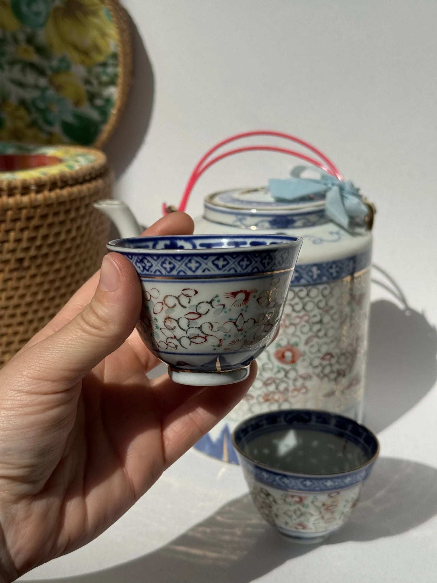 Tazza da tè in porcellana cinese – decorazione blu e bianca con motivo chicco di riso, vista in mano