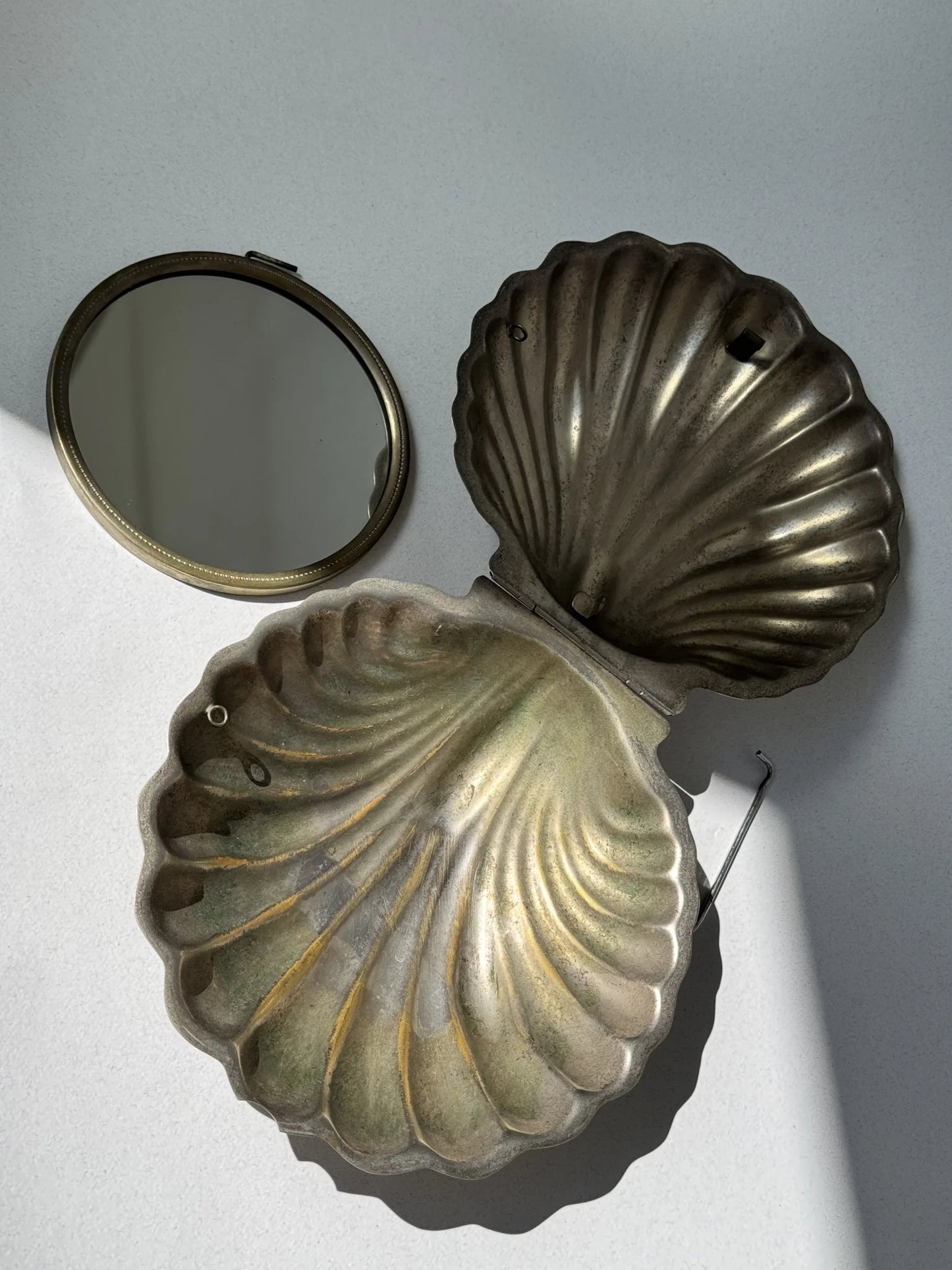 Cofanetto in metallo argentato a forma di conchiglia – vista tre componenti