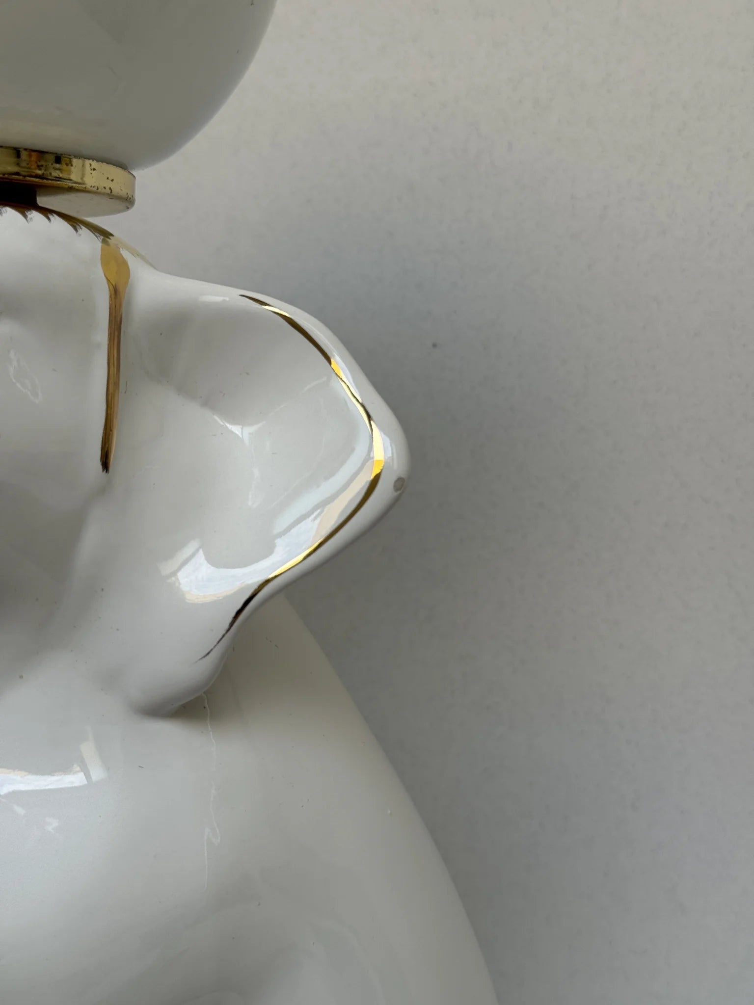 Lampada in ceramica bianca a forma di elefante – vista della piccola sbeccatura dell'orecchio