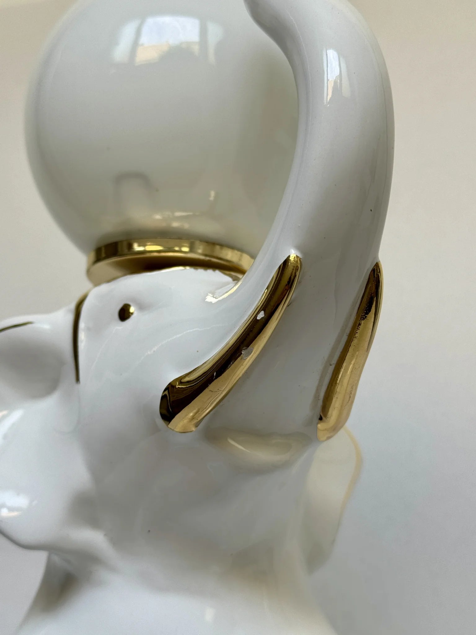Lampada in ceramica bianca a forma di elefante – vista delle due piccole sbeccature dello smalto vicino alla proboscide