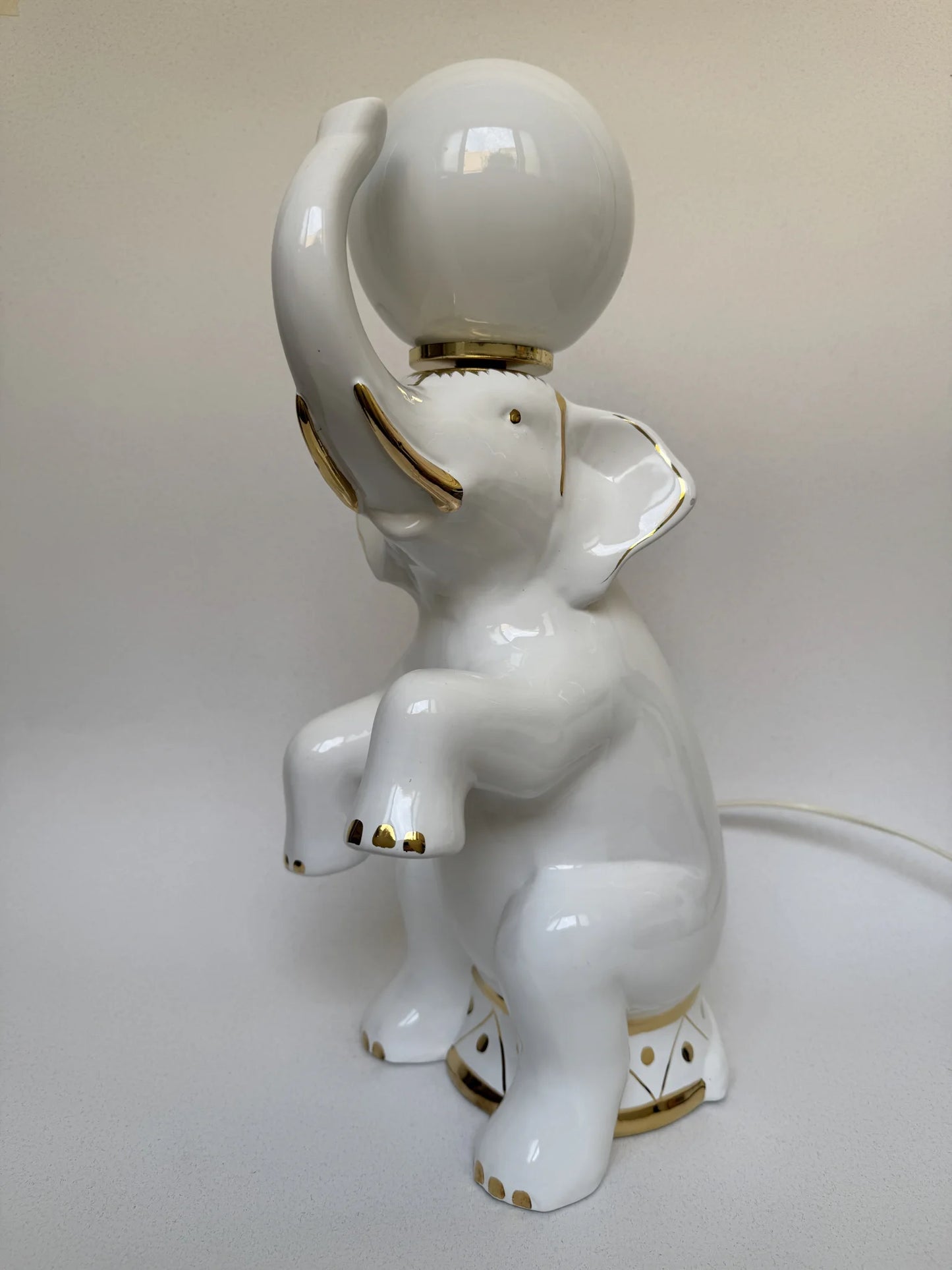 Lampada in ceramica bianca a forma di elefante – vista completa da davanti