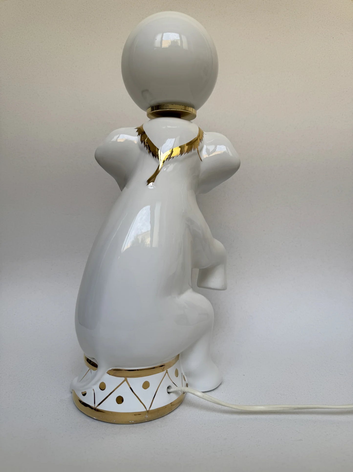 Lampada in ceramica bianca a forma di elefante – vista nella sua interezza della schiena dell'animale