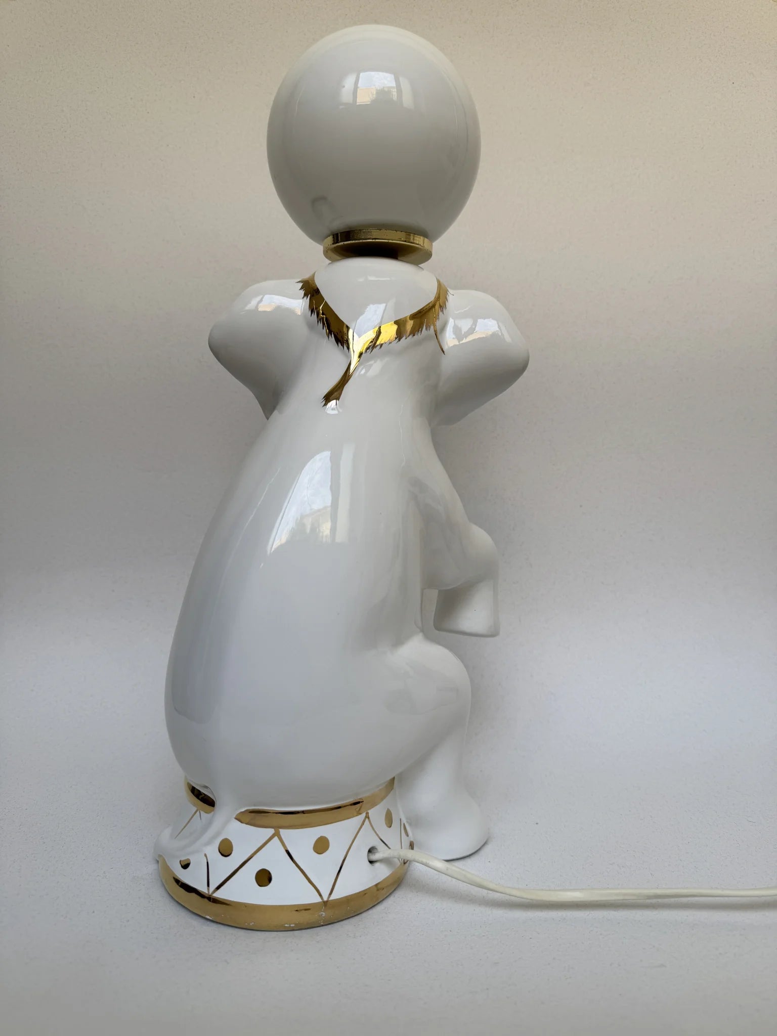 Lampada in ceramica bianca a forma di elefante – vista nella sua interezza della schiena dell'animale