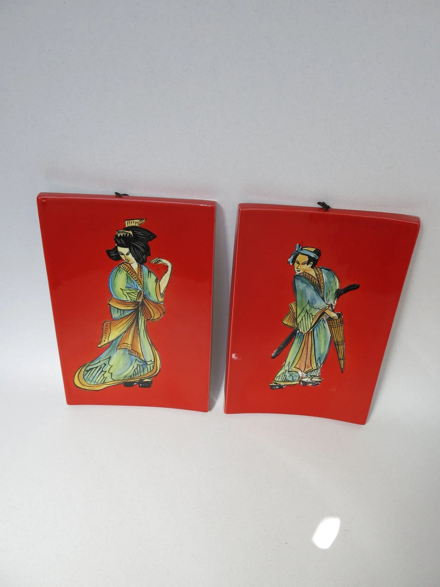 Mattonella ceramica smaltata S.I.C.A.S Firenze – geisha e samurai dipinti su fondo rosso acceso, frontale dall'alto
