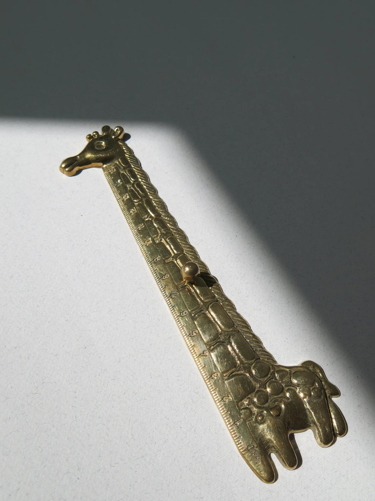 Righello in ottone a forma di giraffa – dettaglio numeri e pomello per utilizzarlo