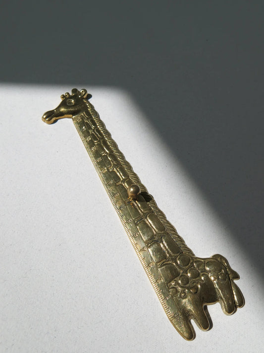 Righello in ottone a forma di giraffa – dettaglio numeri e pomello per utilizzarlo