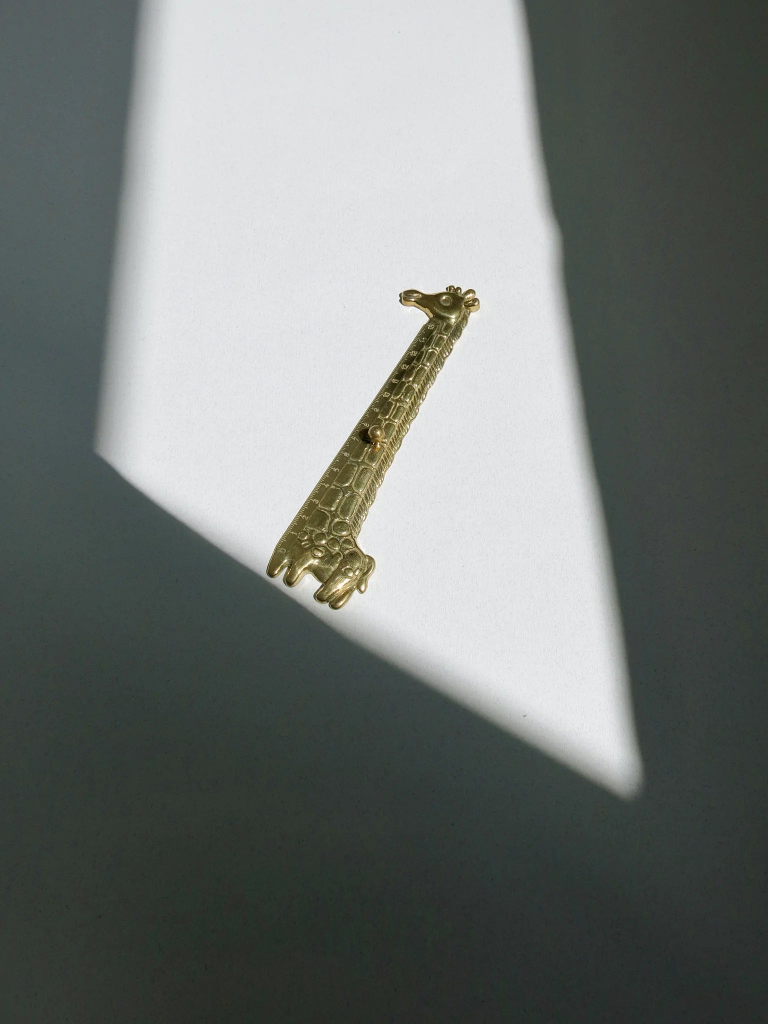 Righello in ottone a forma di giraffa – completo e con luce radente