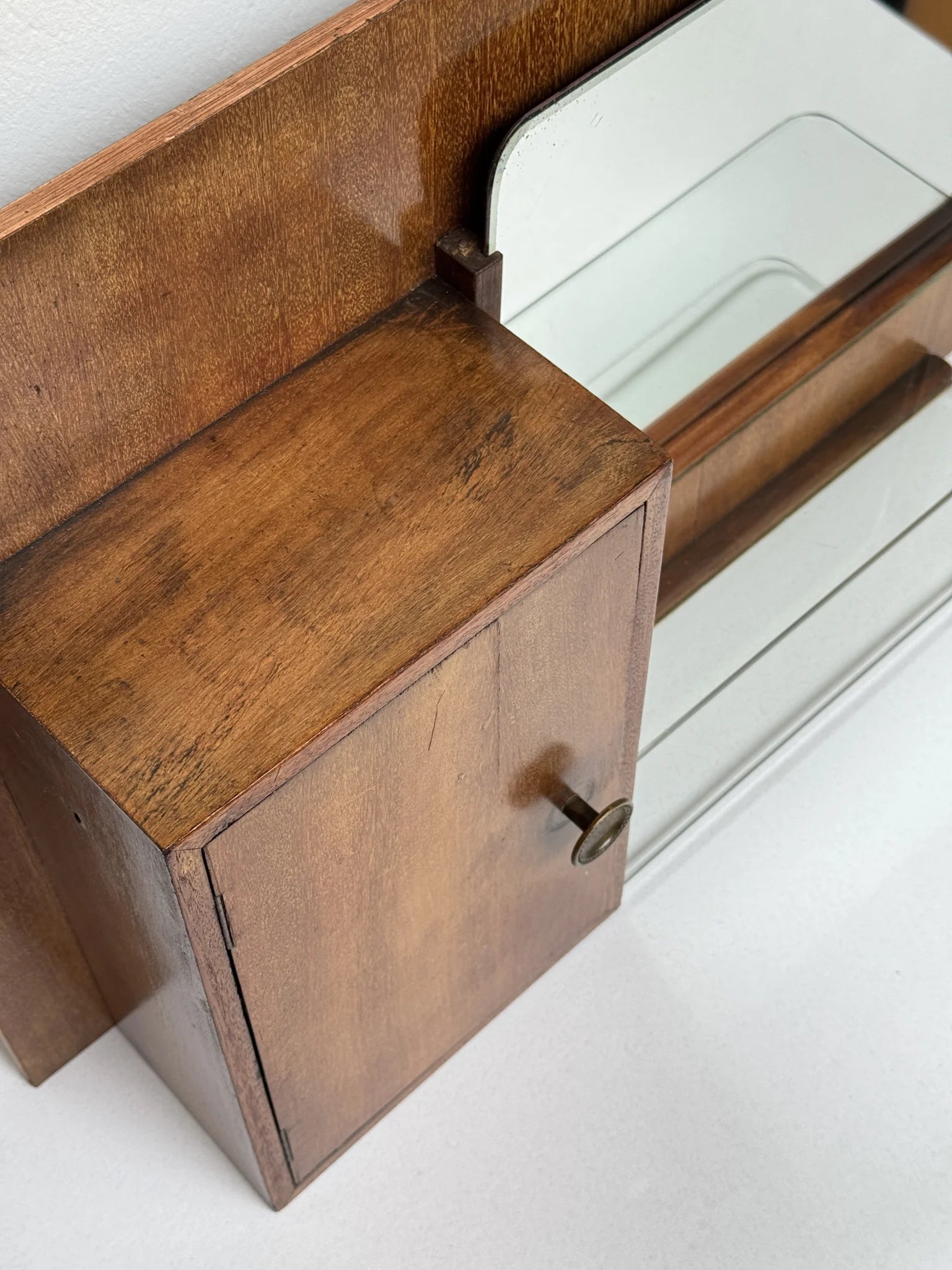 Stipetto da parete in legno noce anni '40 – dettaglio angolo superiore con cornice sagomata ad angoli arrotondati