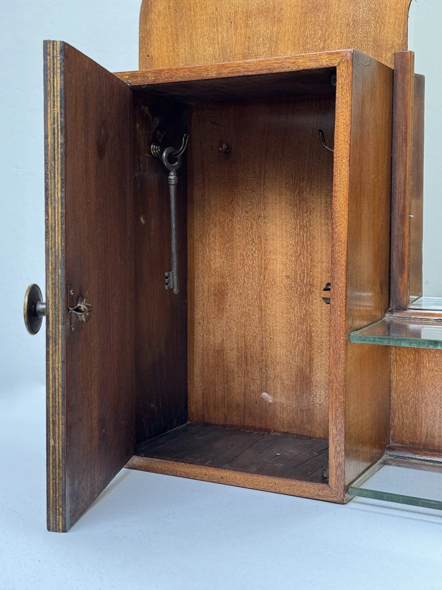 Stipetto da parete in legno noce anni '40 – interno aperto con ganci per chiavi e chiave originale appesa