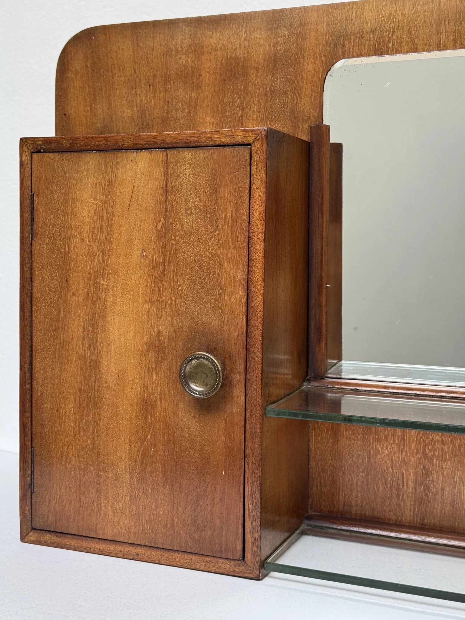 Stipetto da parete in legno noce anni '40– sportello laterale con pomello in ottone nello stato originale