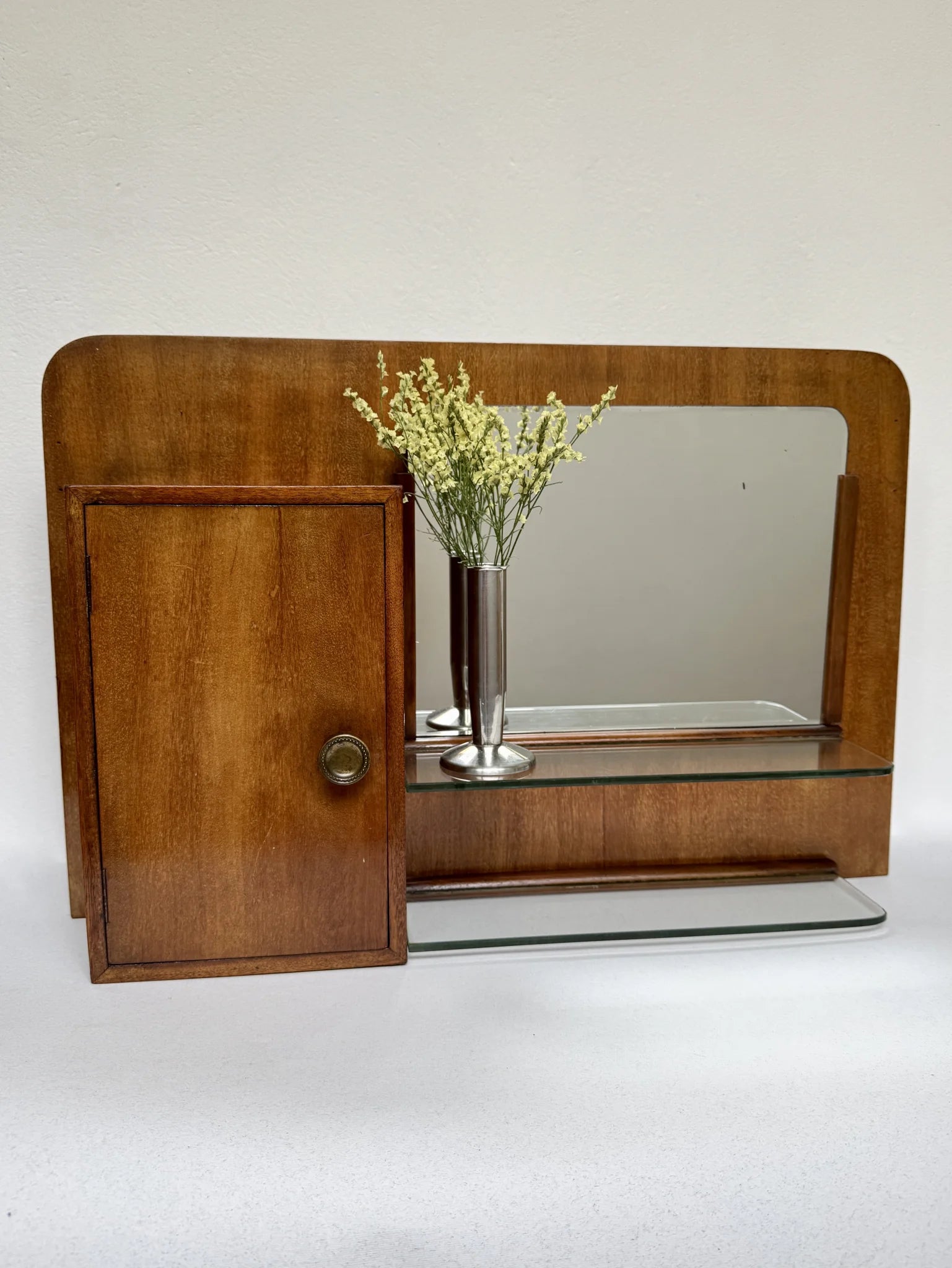 Stipetto da parete in legno noce anni '40 – vista frontale con specchio, mensola in vetro e sportello laterale con pomello in ottone