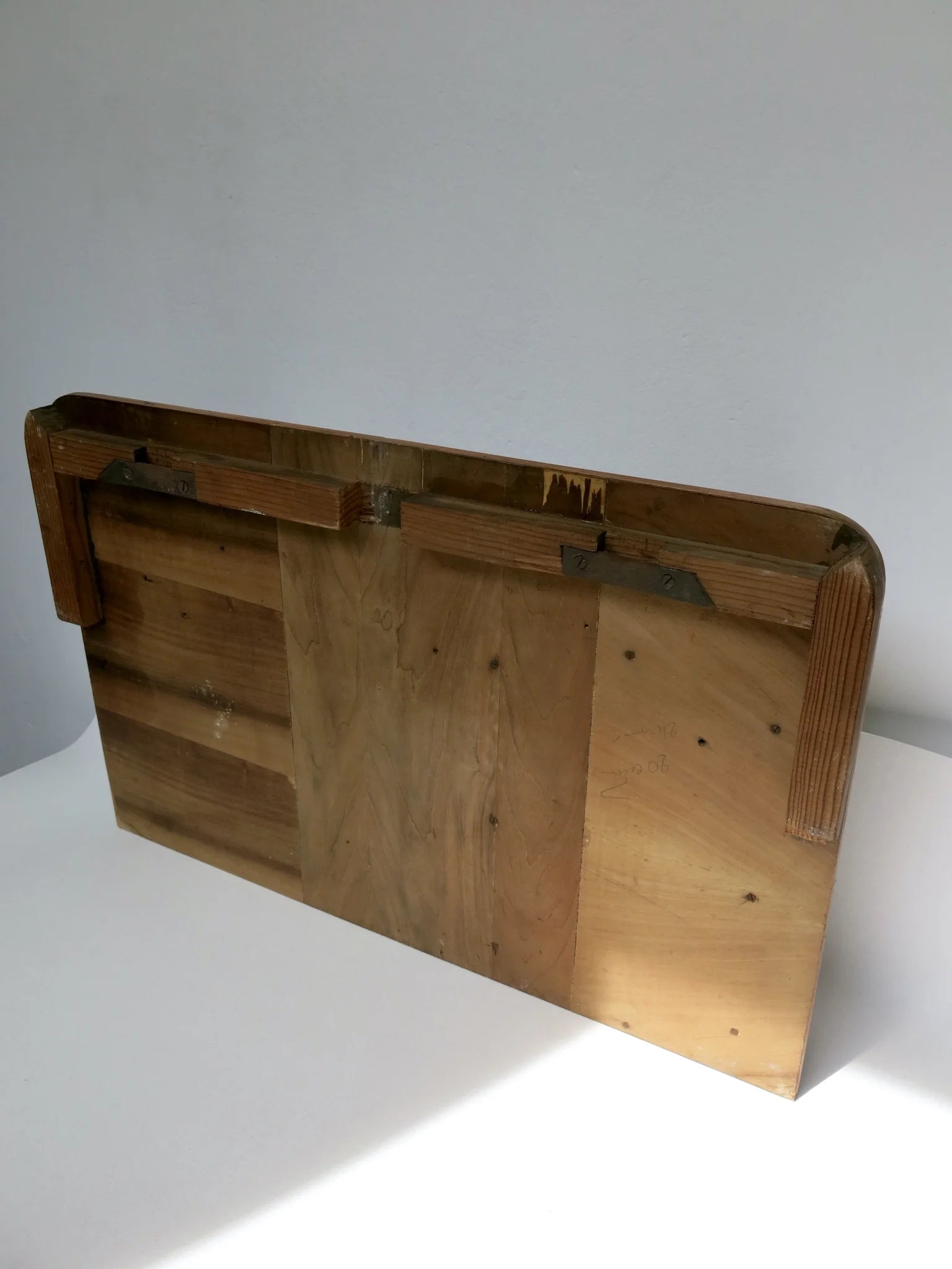 Stipetto da parete in legno noce anni '40 – retro con struttura in compensato e sistema di fissaggio a parete originale