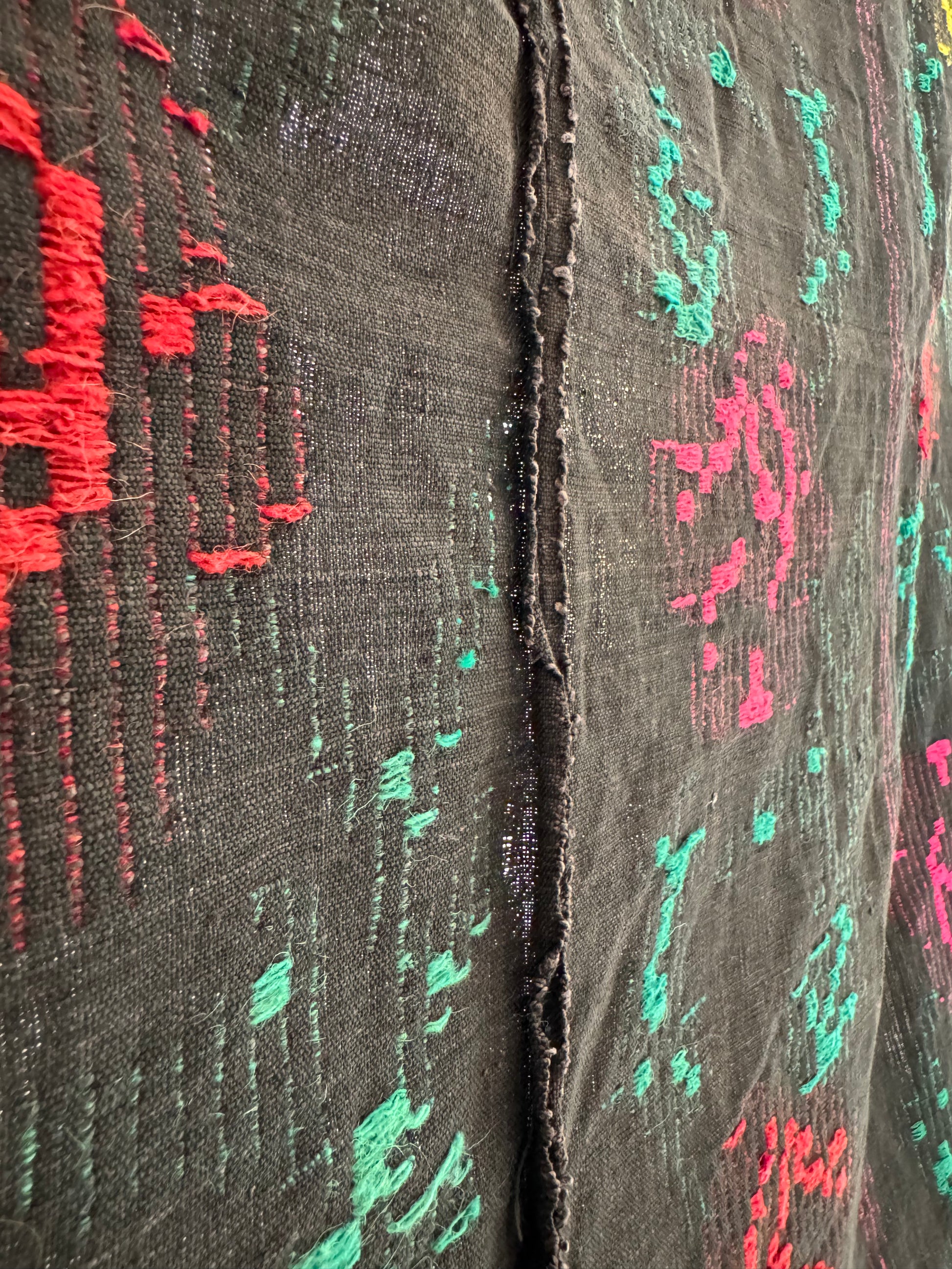 Tappeto ricamato a mano est europa – retro con cucitura centrale e motivo a rose in rosso e verde su fondo nero
