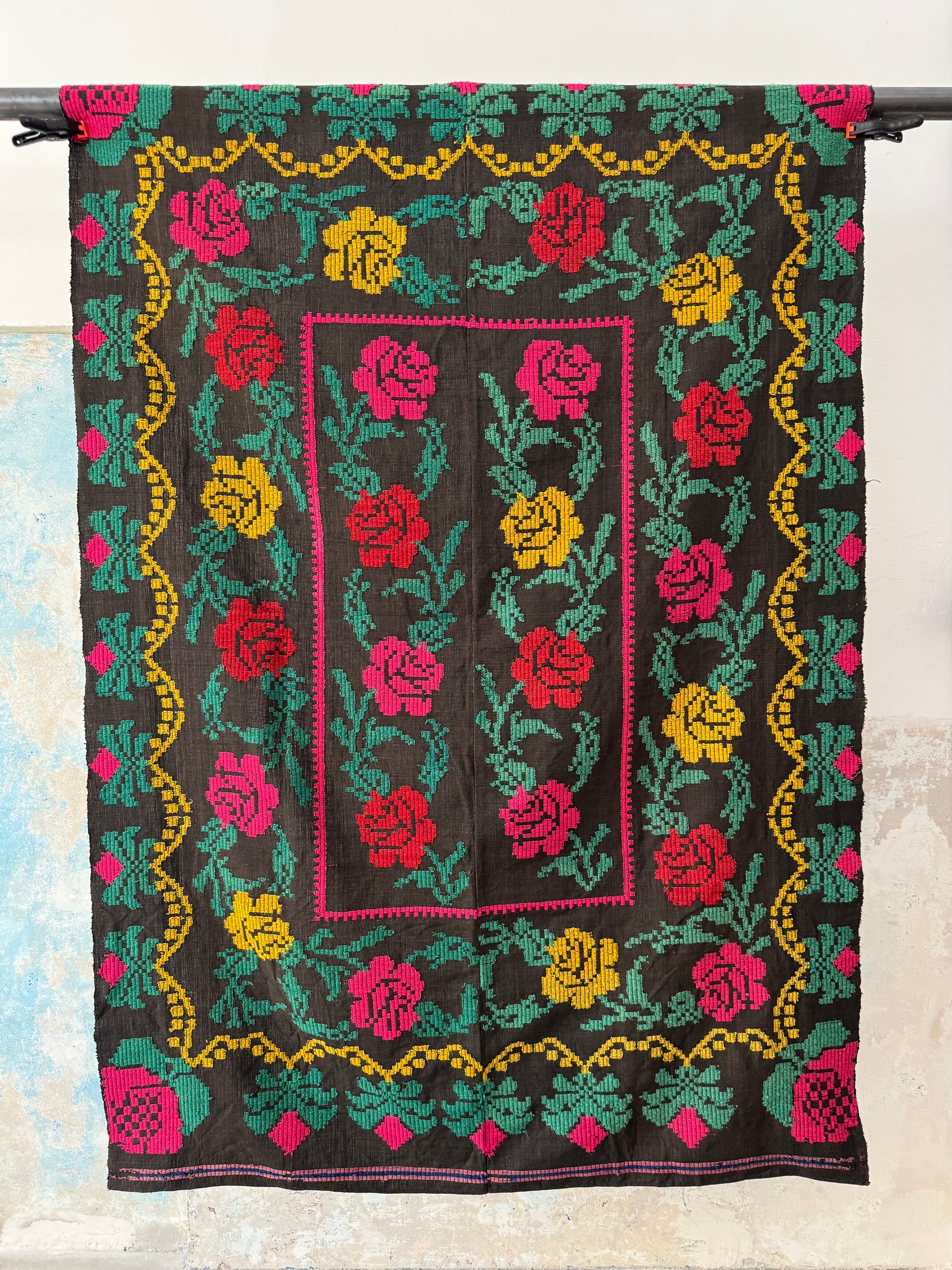 Tappeto balcanico ricamato a mano su fondo nero – vista frontale intera, rose rosse, fucsia e verdi con cornice gialla