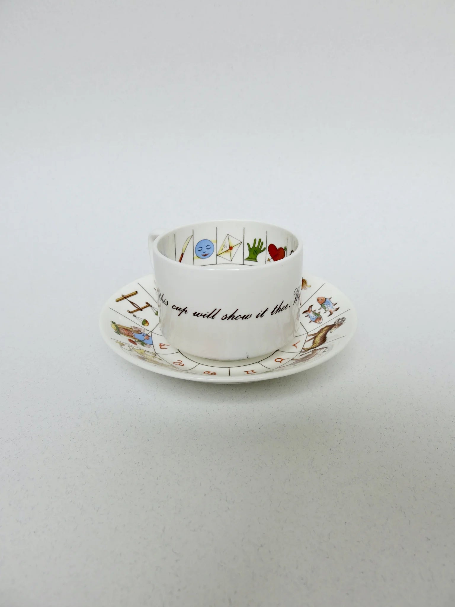 Tazza divinatoria Royal Kendal bone china – vista frontale con frase in corsivo ""Perchance this cup will show""