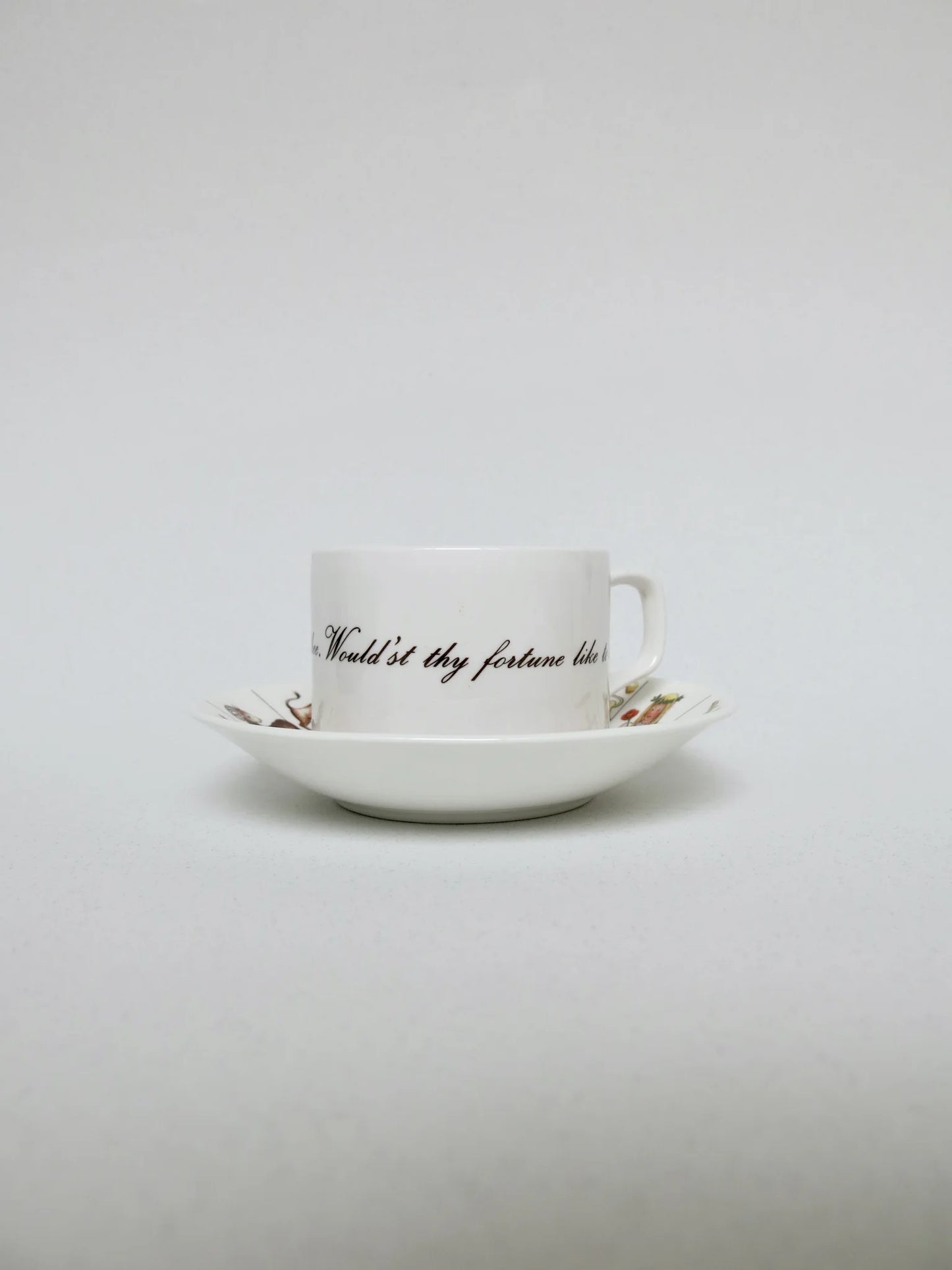 Tazza divinatoria Royal Kendal bone china – vista frontale completa, proporzioni tazza e piattino, fondo neutro