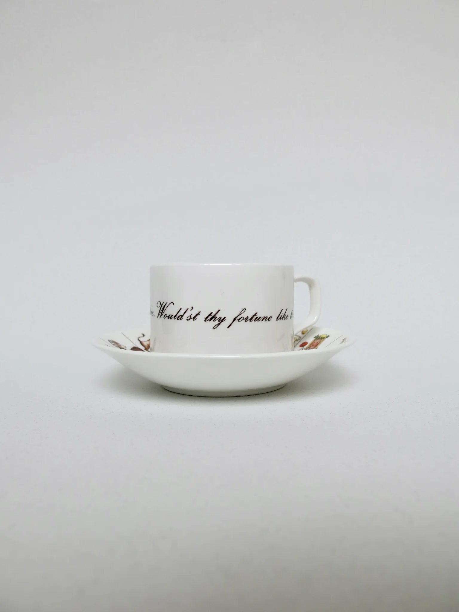 Tazza divinatoria Royal Kendal bone china – vista frontale completa, proporzioni tazza e piattino, fondo neutro