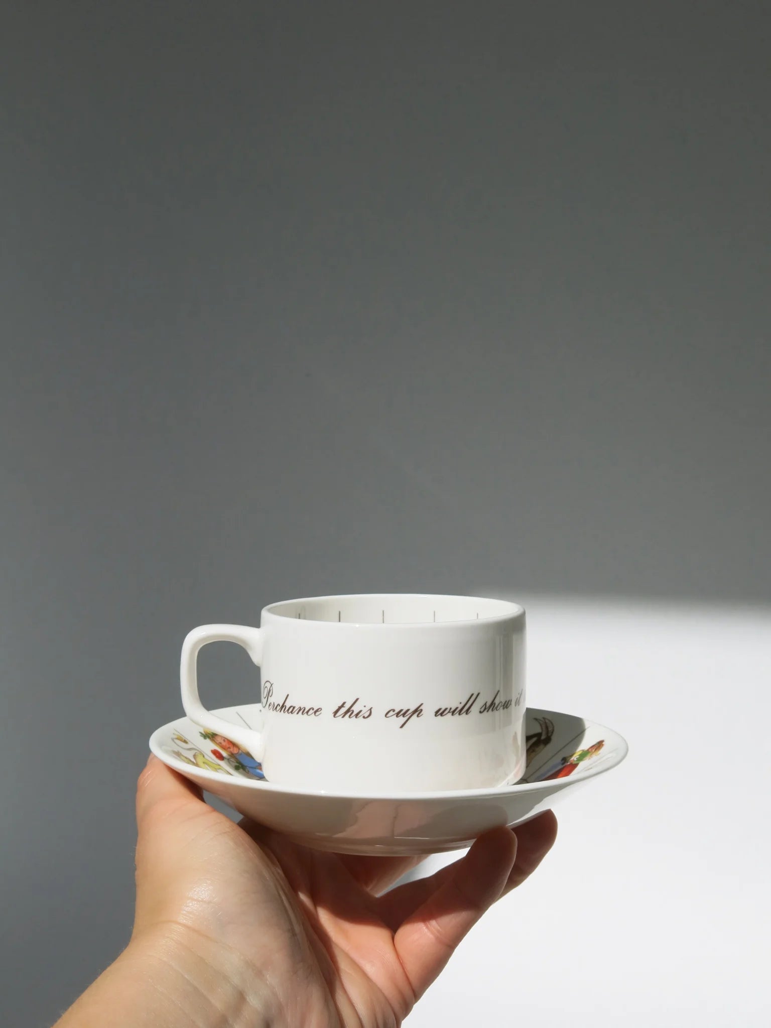 Tazza divinatoria Royal Kendal – in mano, scritta ""Perchance this cup will show"", piattino zodiacale