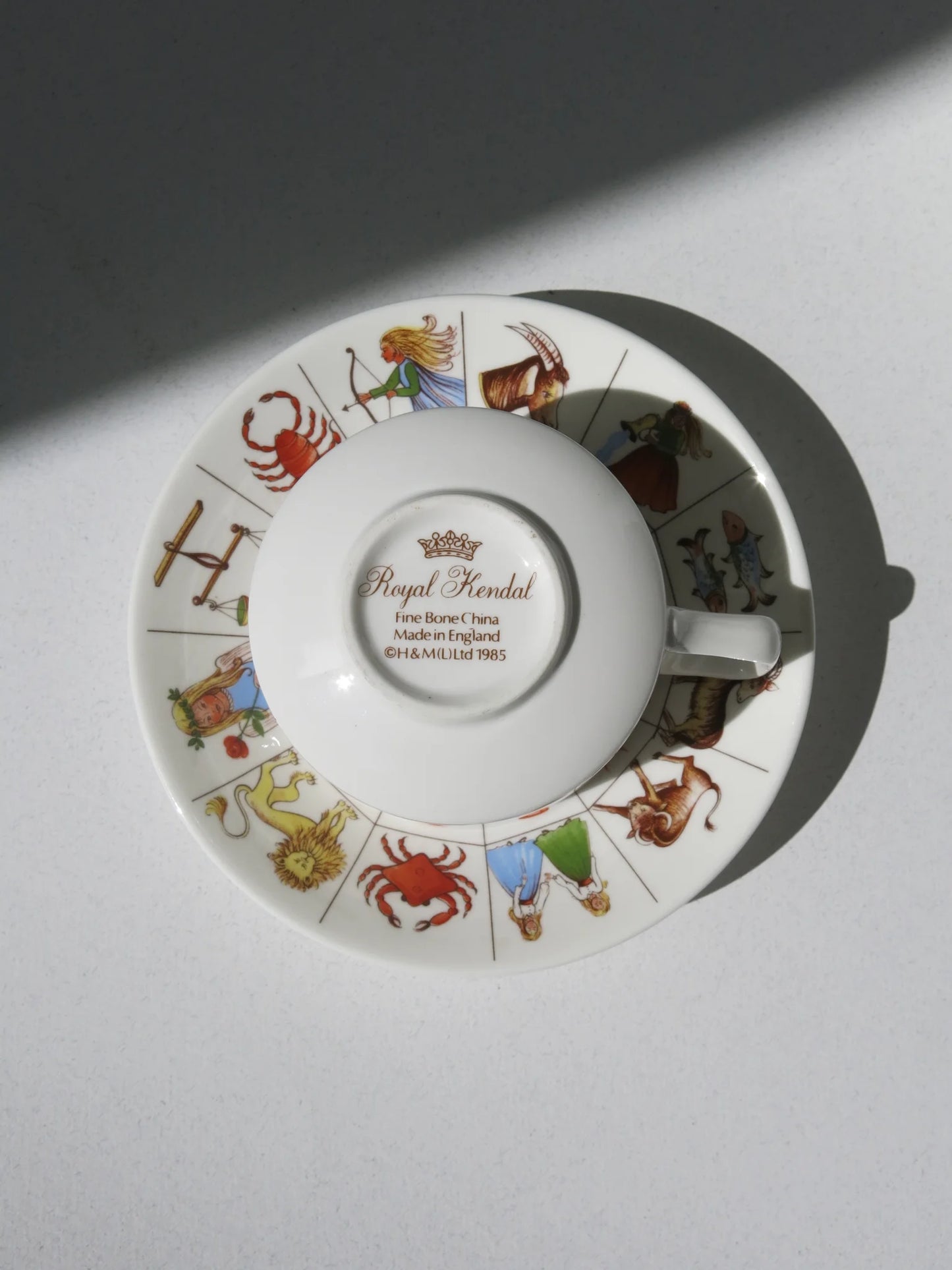 Retro piattino Royal Kendal Fine Bone China – timbro Made in England ©H&M(L)Ltd 1985
